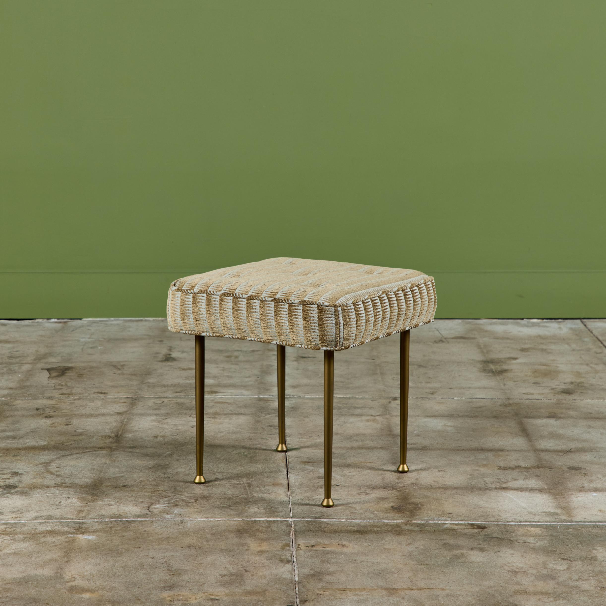 Pouf rembourré avec pieds en laiton en vente 1
