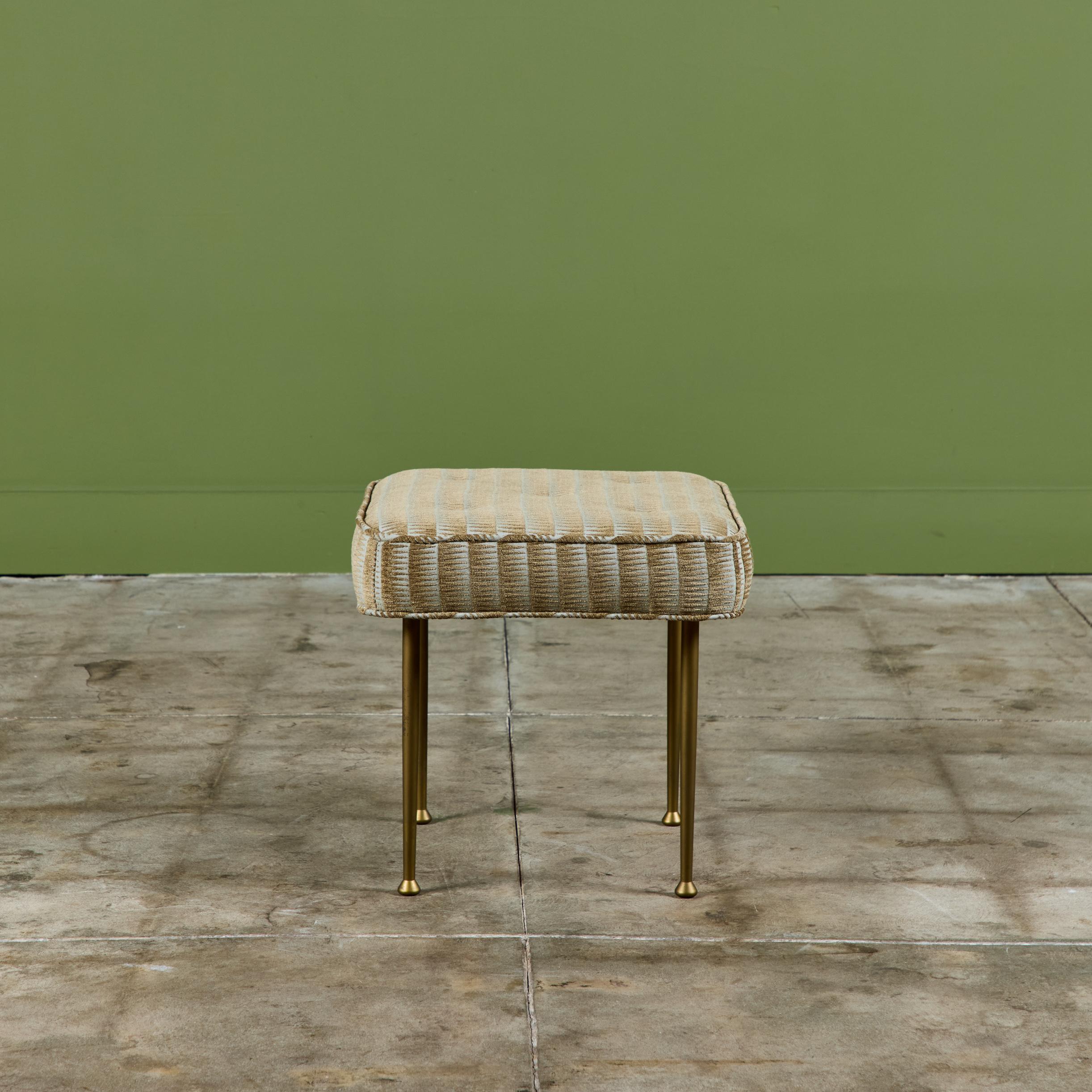Pouf rembourré avec pieds en laiton en vente 2