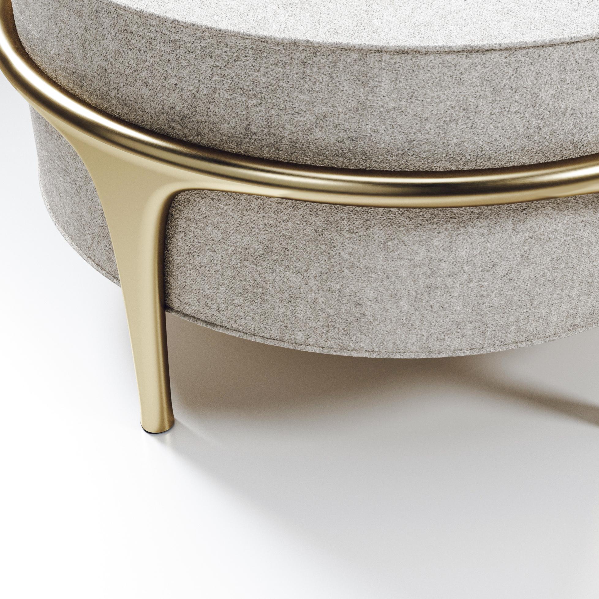 Filippino Pouf imbottito con dettagli in ottone patinato di R & Y Augousti in vendita