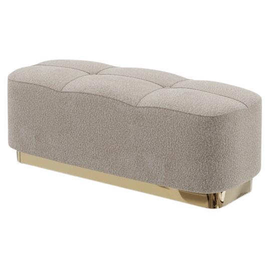 Gepolsterte Ottomane mit geformtem Metallic-Sockel im Angebot