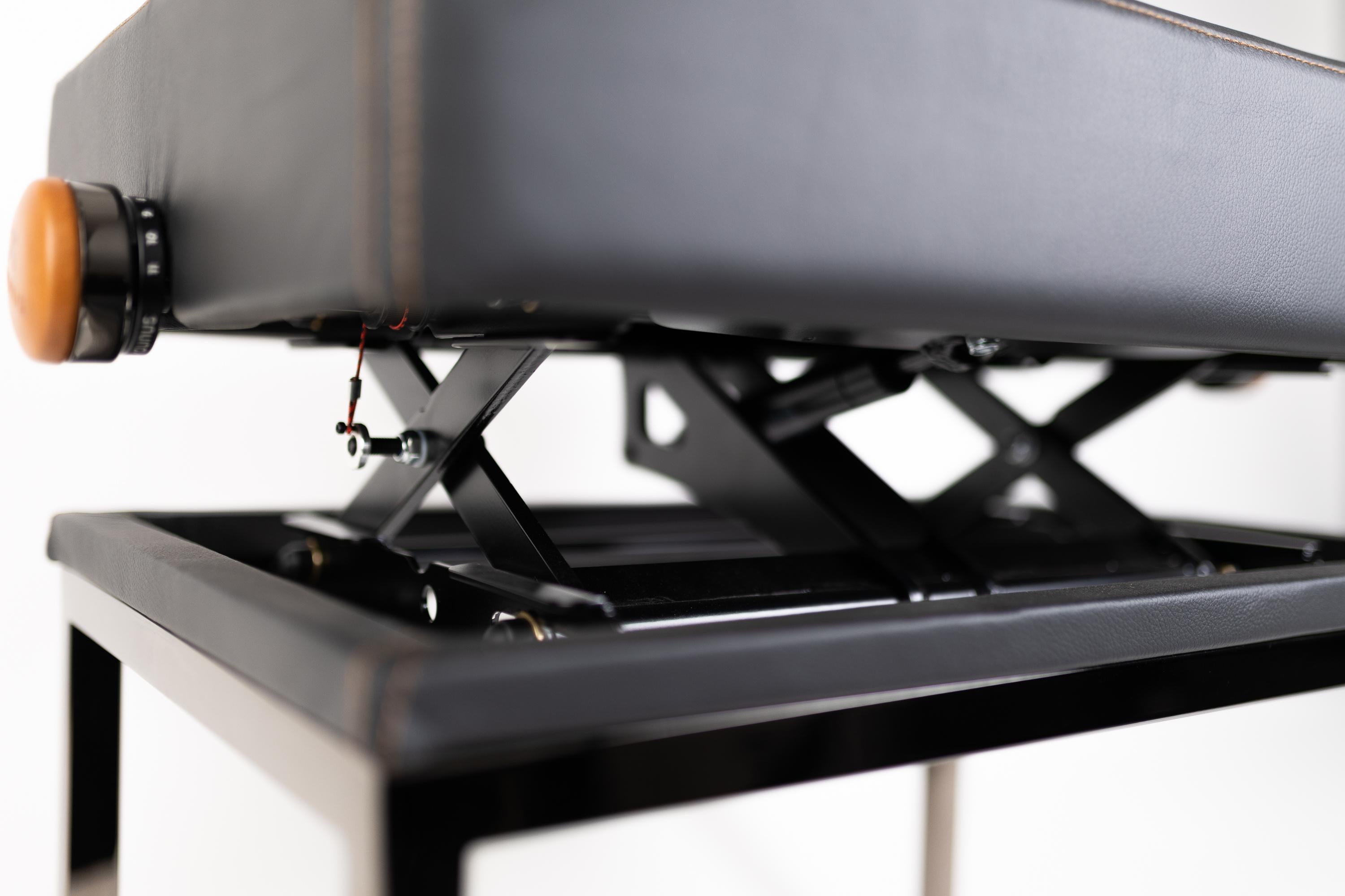 Acciaio Panchina imbottita per pianoforte placcata in nichel nero. Sgabello per pianoforte regolabile in altezza. in vendita
