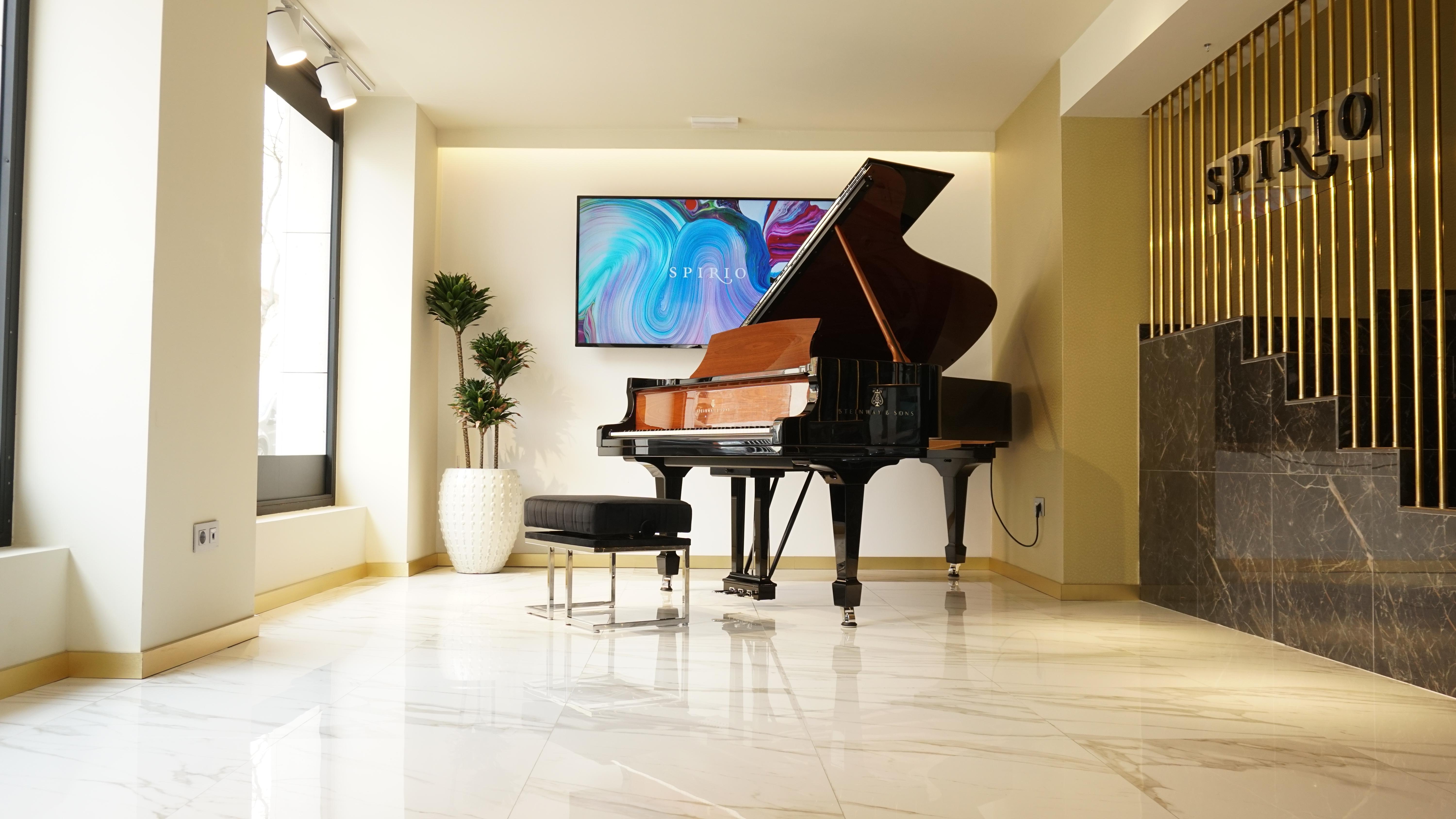 Upholstered Piano Bench  Plated in Gloss Chrome. Height Adjustable Piano Stool. In New Condition For Sale In CASTELLÓN DE LA PLANA, VC