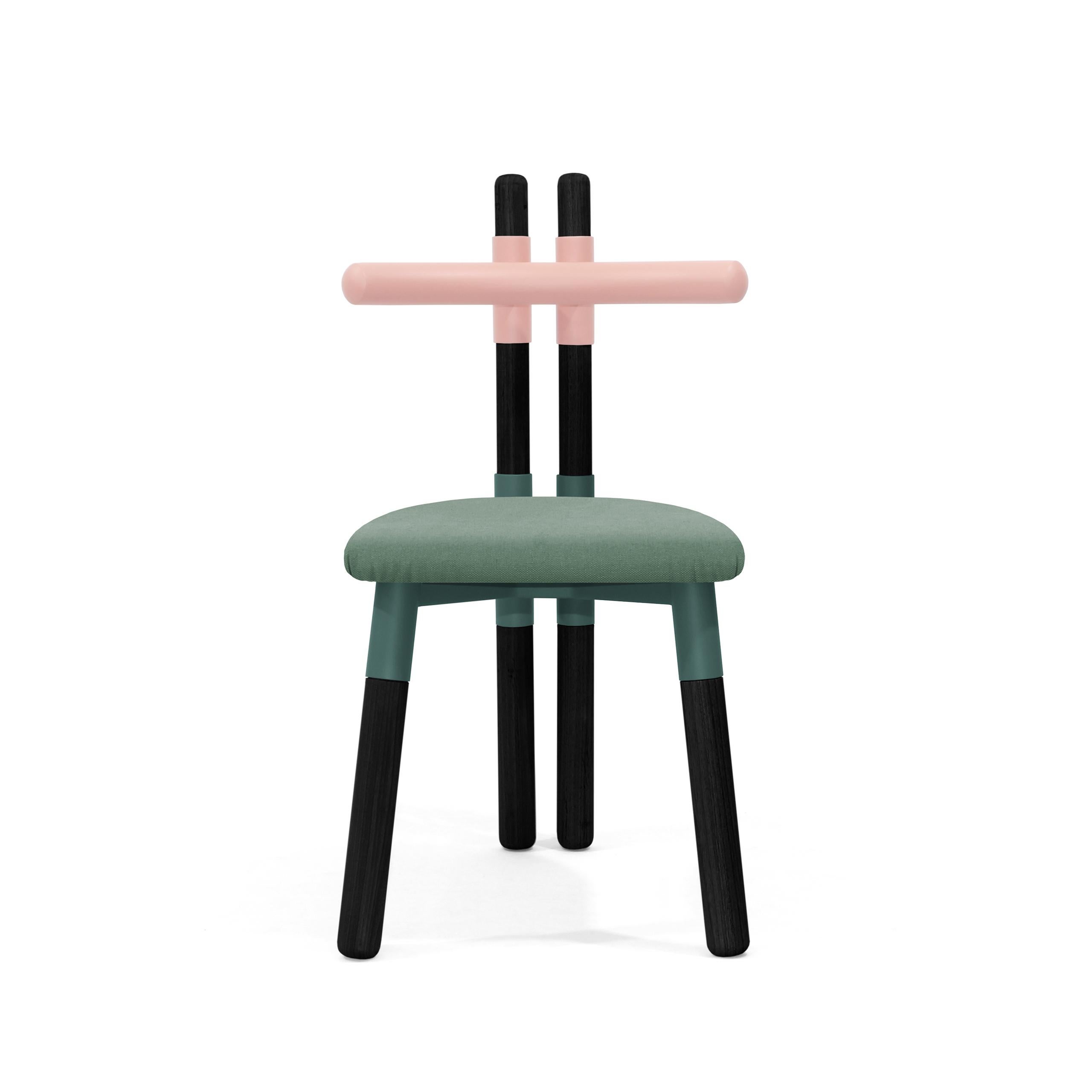 Der Stuhl PK12 ist von den Holzbindern inspiriert, die bei der Konstruktion von Dächern verwendet werden.
Die Stuhlmuffen beziehen sich auf die 