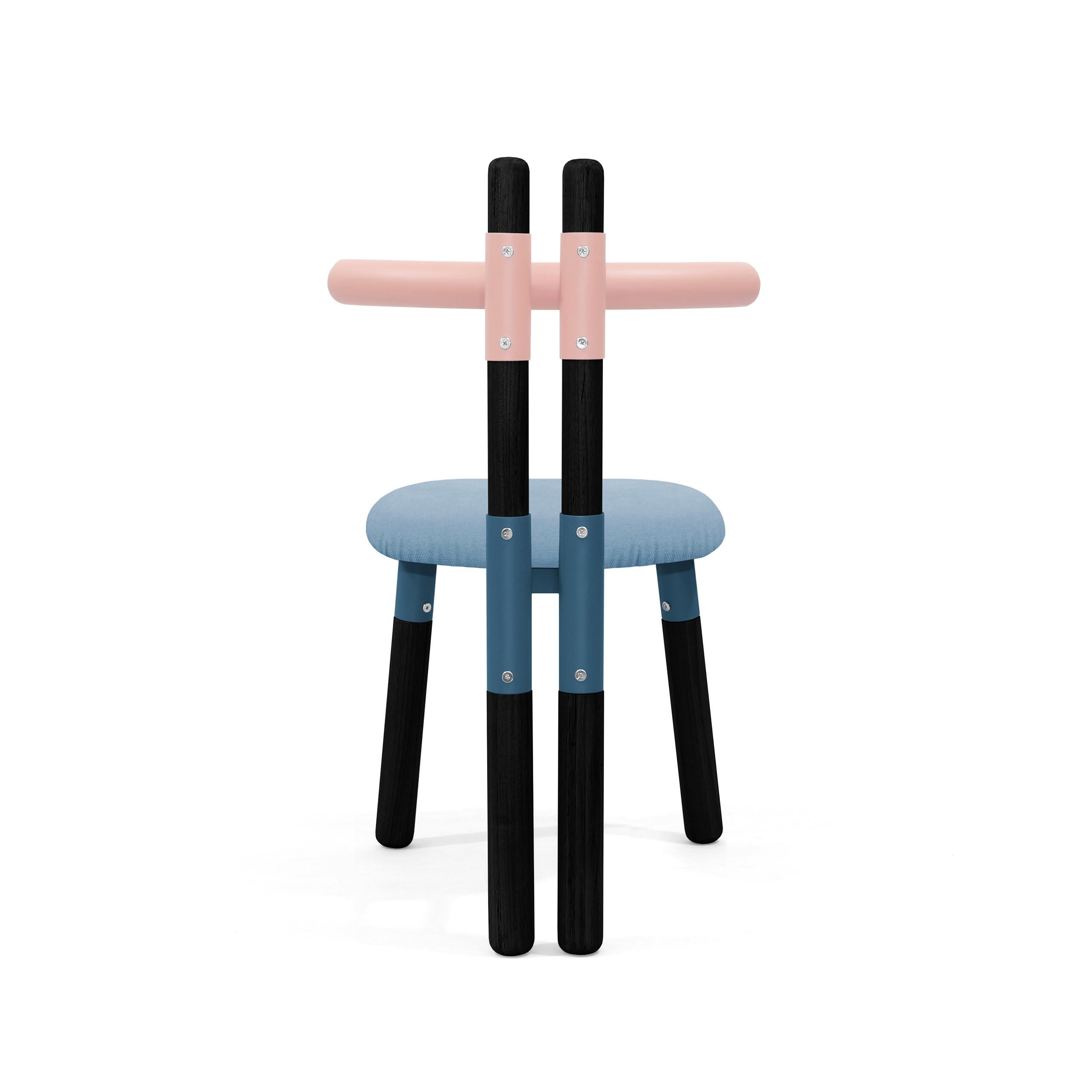 Gepolsterter PK12-Stuhl mit zweifarbiger Stahlstruktur und ebonisierten Beinen von Paulo Kobylka (Handgefertigt) im Angebot