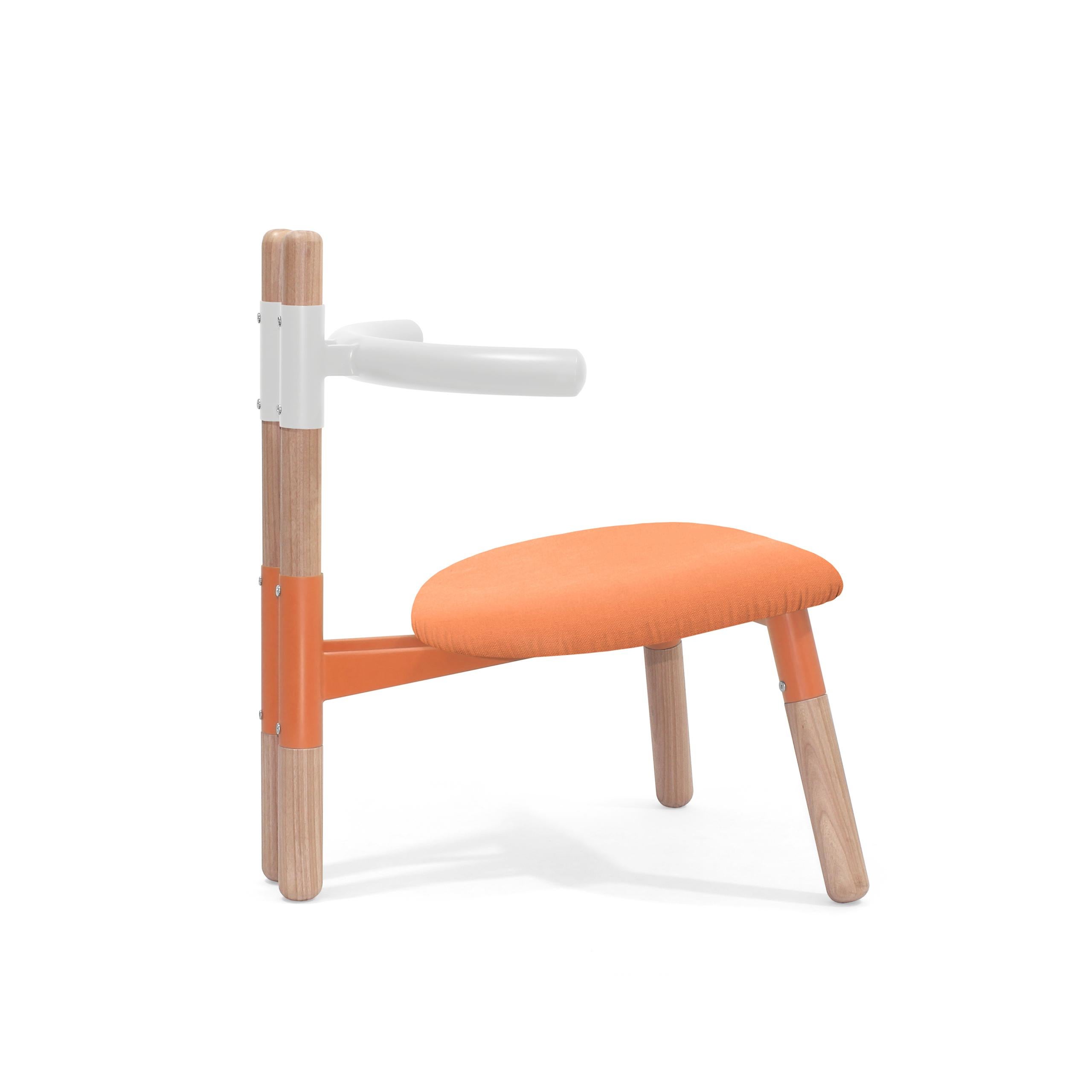 Gepolsterter PK13-Sessel, zweifarbige Stahlstruktur und Holzbeine von Paulo Kobylka (Brasilianisch) im Angebot