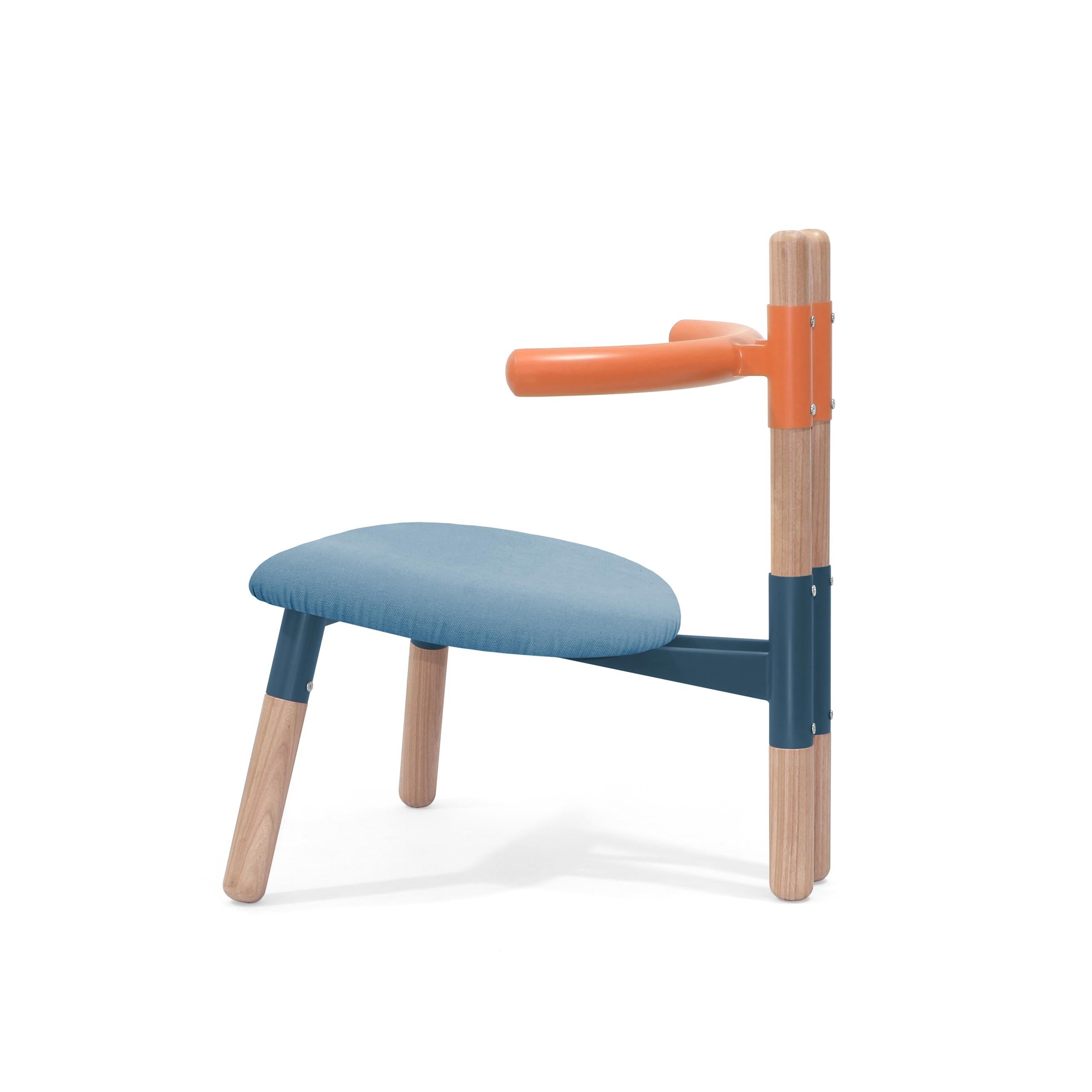Gepolsterter PK13-Sessel, zweifarbige Stahlstruktur und Holzbeine von Paulo Kobylka im Zustand „Neu“ im Angebot in Londrina, Paraná
