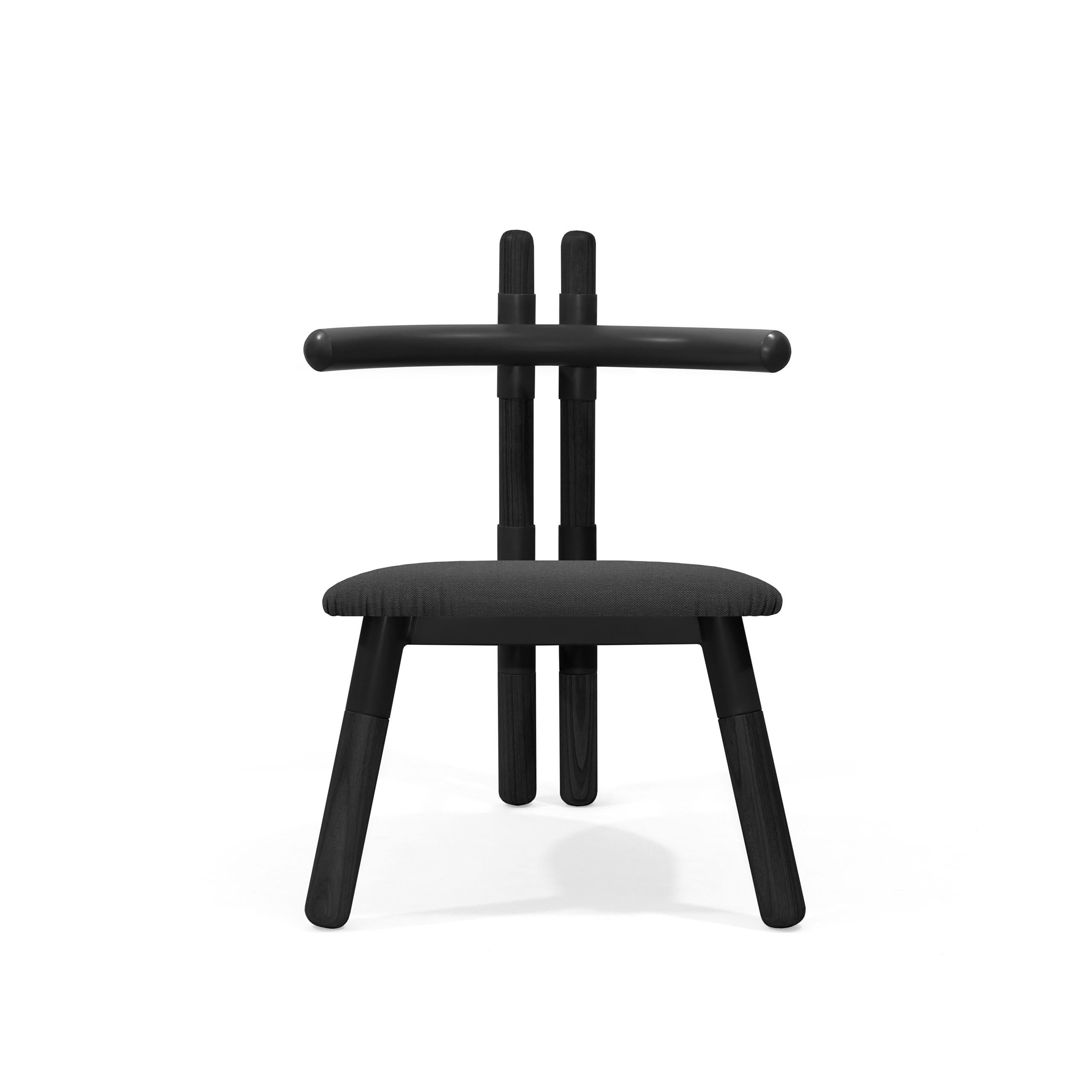 Der Sessel PK13 ist von den Holzbindern inspiriert, die bei der Konstruktion von Dächern verwendet werden.
Die Stuhlmuffen beziehen sich auf die 