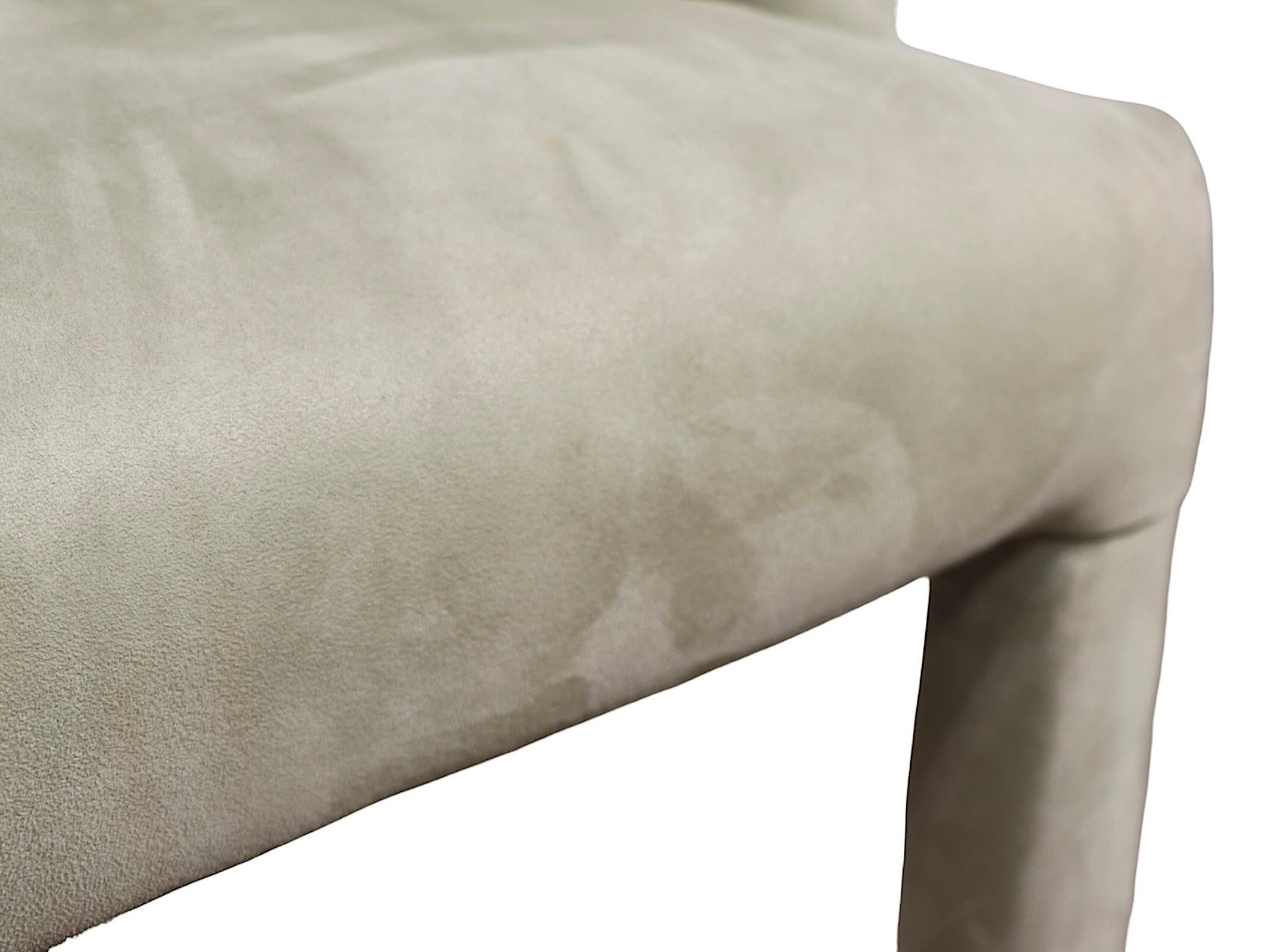 Poltrona imbottita postmoderna Hollywood Regency in Ultrasuede di Directional in vendita 8