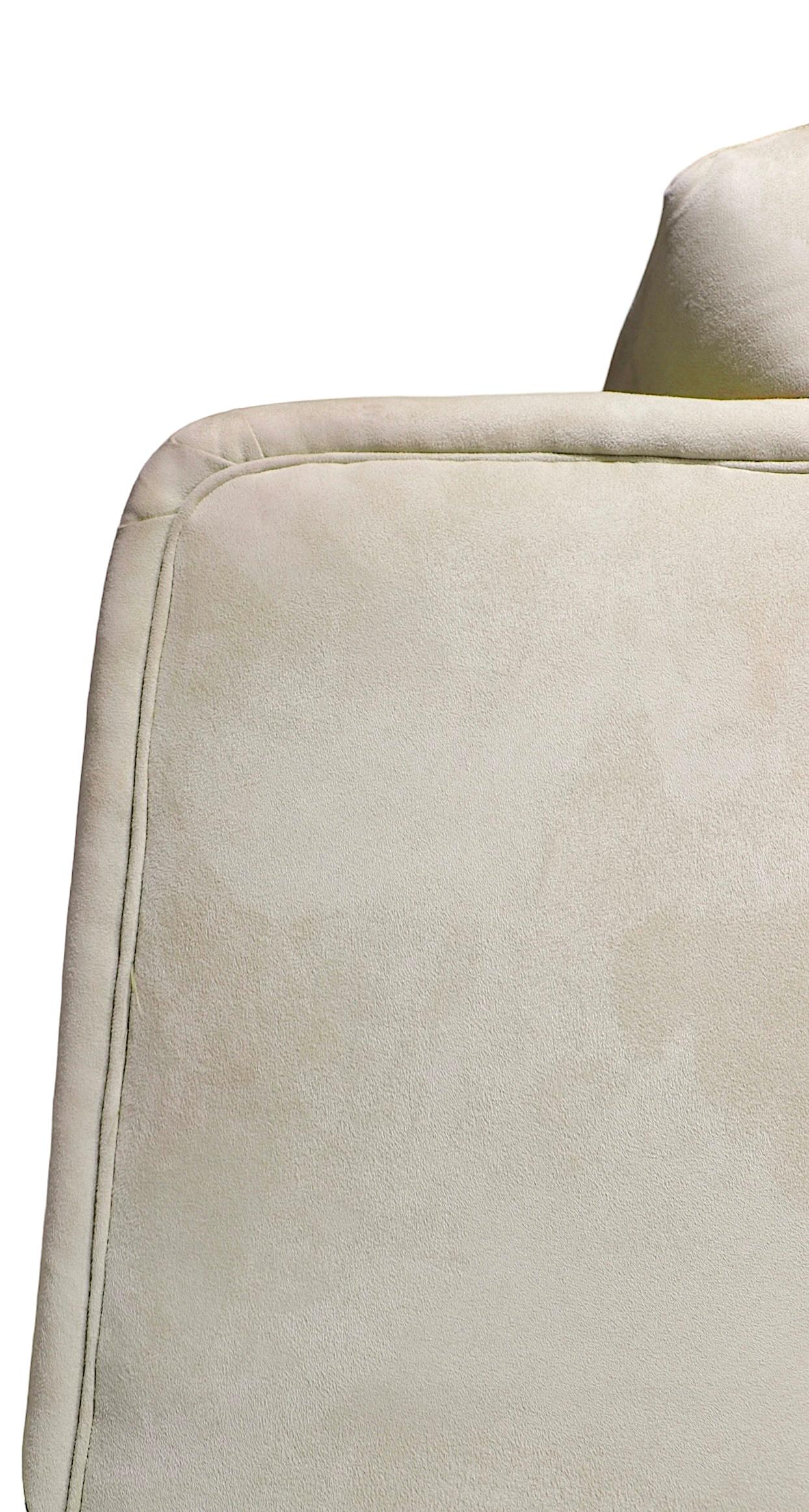 Poltrona imbottita postmoderna Hollywood Regency in Ultrasuede di Directional in vendita 9