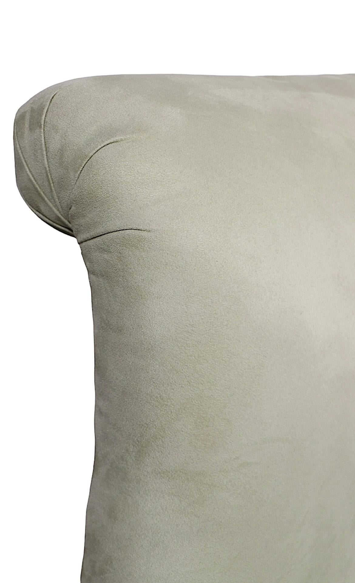 Poltrona imbottita postmoderna Hollywood Regency in Ultrasuede di Directional in vendita 14