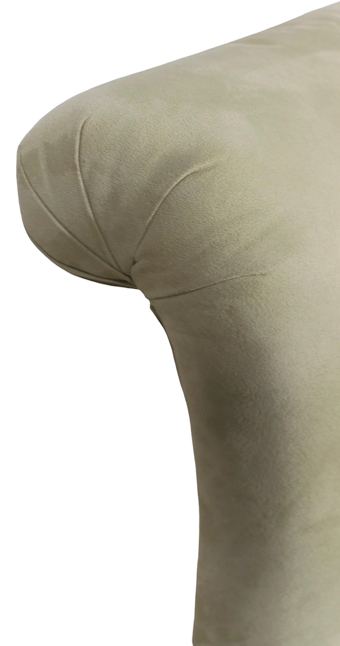 Poltrona vintage chic con schienale alto e altezza da pranzo in pelle scamosciata ultra verde chiaro. La sedia è in ottime condizioni, originale, pulita e pronta all'uso e presenta solo una leggera usura estetica, normale e coerente con l'età.