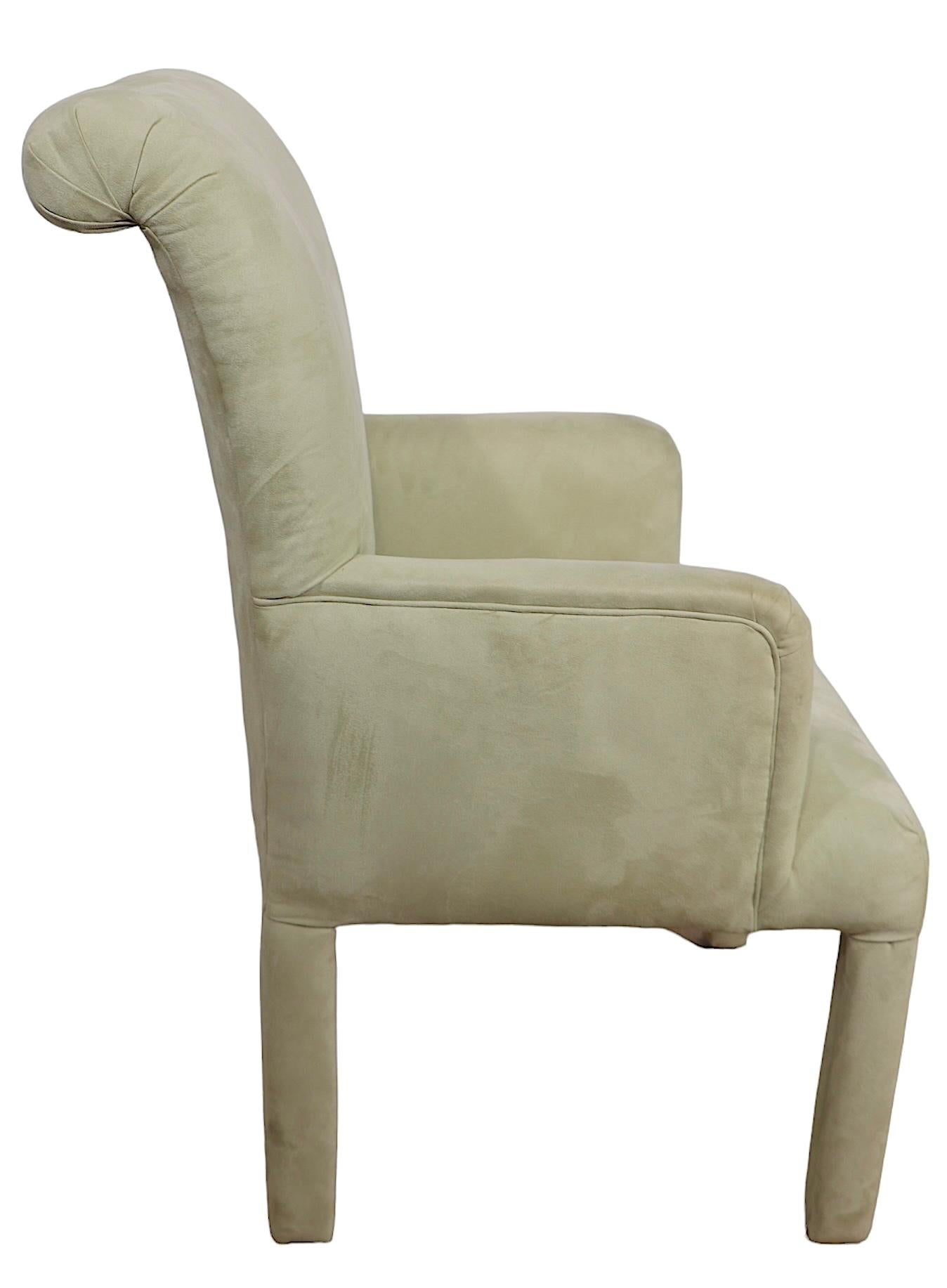 Americano Poltrona imbottita postmoderna Hollywood Regency in Ultrasuede di Directional in vendita