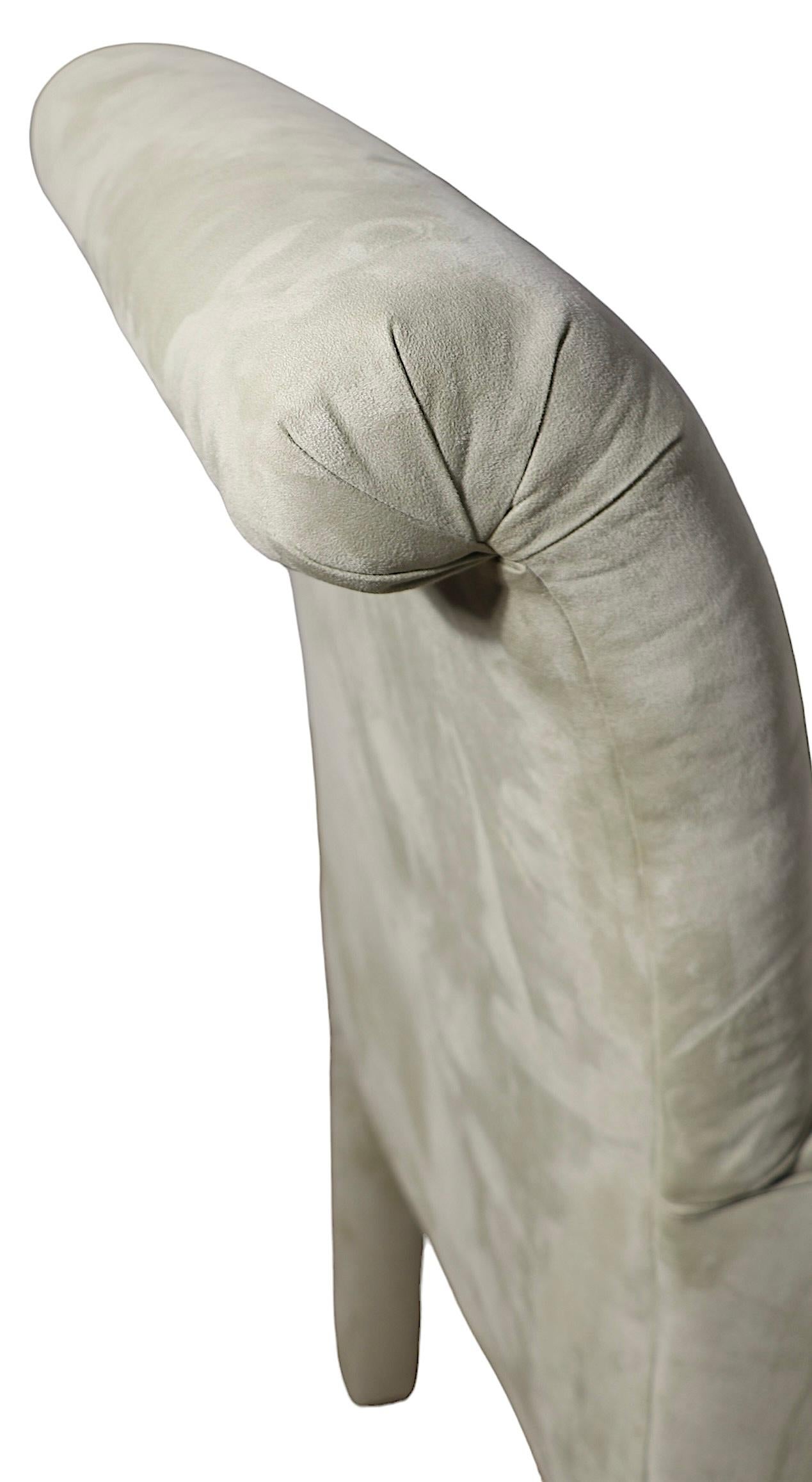 Poltrona imbottita postmoderna Hollywood Regency in Ultrasuede di Directional in vendita 4