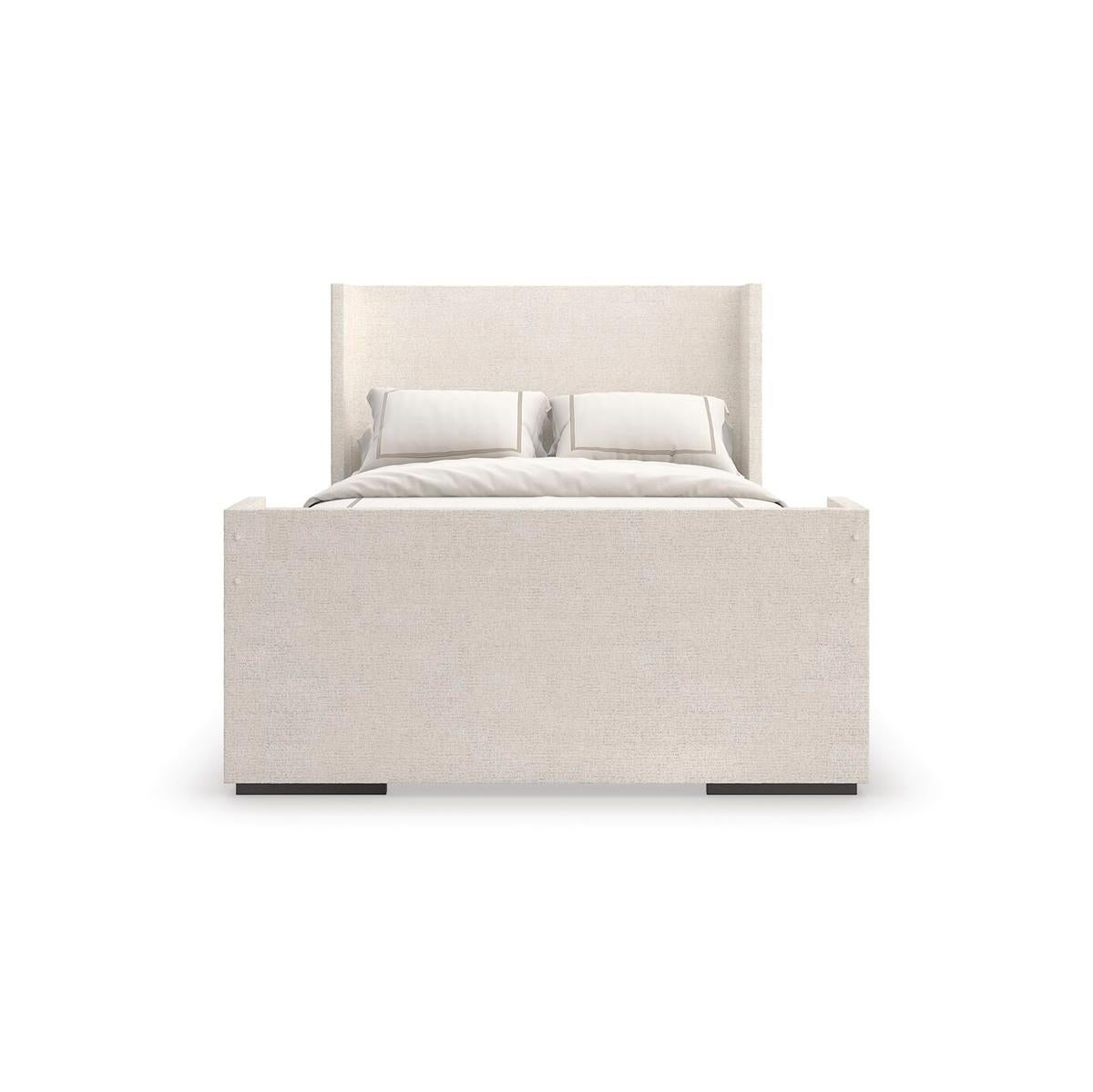 Das mit einem weichen Chenille-Stoff bezogene Bett strahlt mühelose Eleganz und einhüllenden Komfort aus. Die schlichte, geometrische Form und der beruhigende, neutrale Farbton passen hervorragend zu klassischer oder moderner Designästhetik.

Er