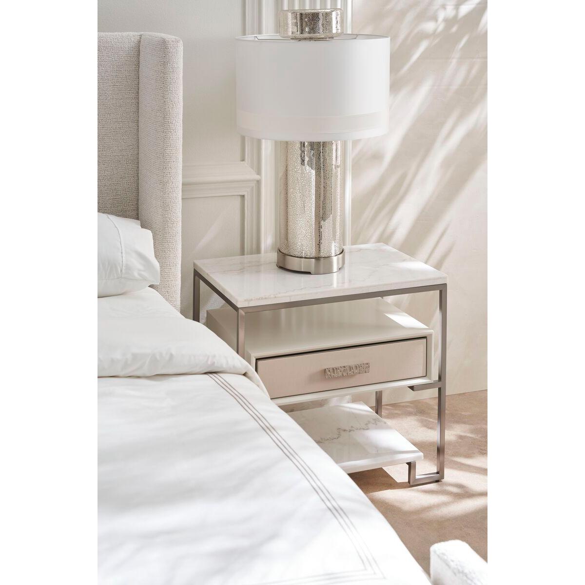 Gepolstertes minimalistisches Queen Size-Bett (21. Jahrhundert und zeitgenössisch) im Angebot