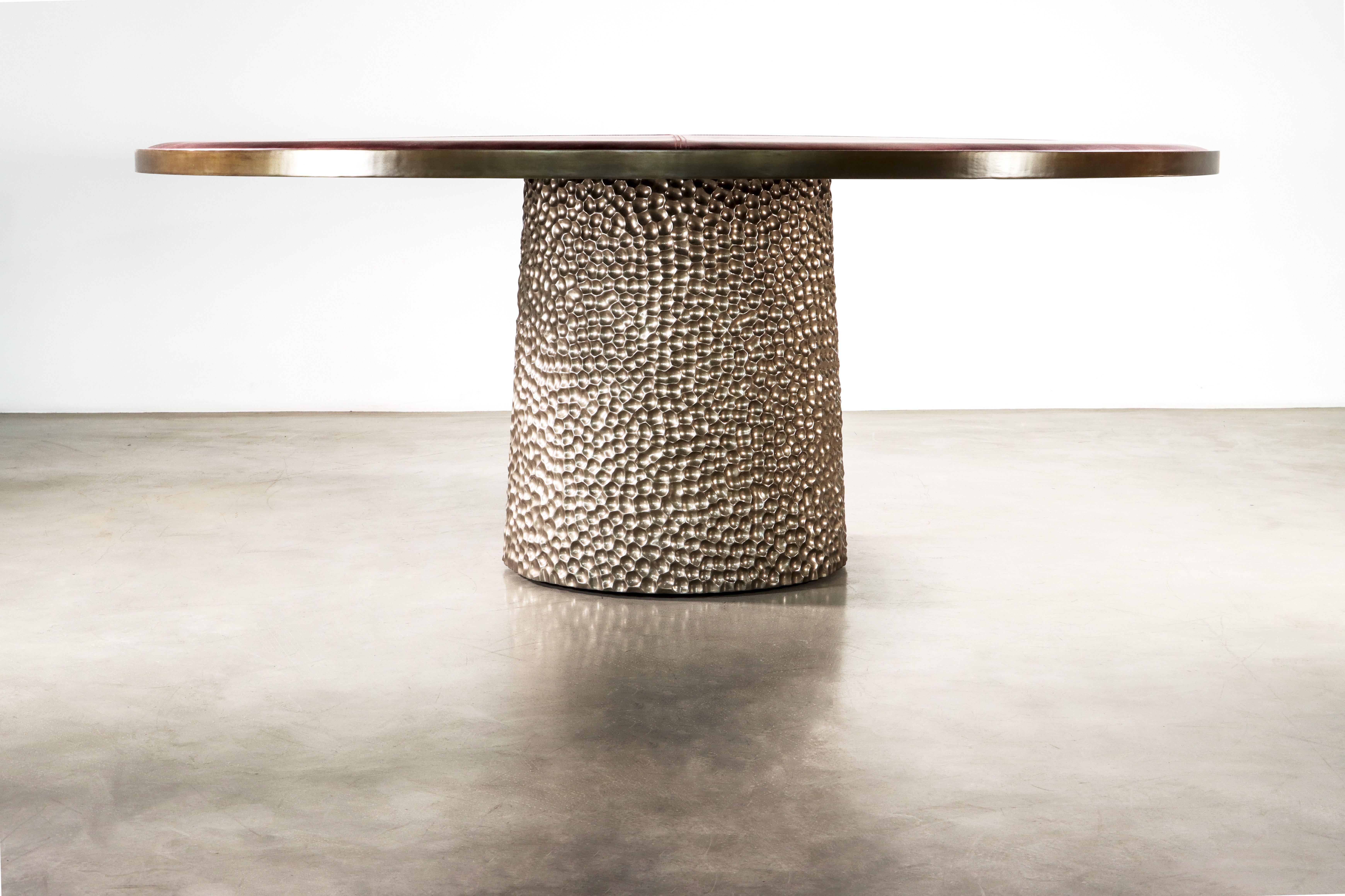 Gepolsterter runder Spieltisch mit Metallic- geschnitztem Sockel von Costantini, Giada (Moderne) im Angebot