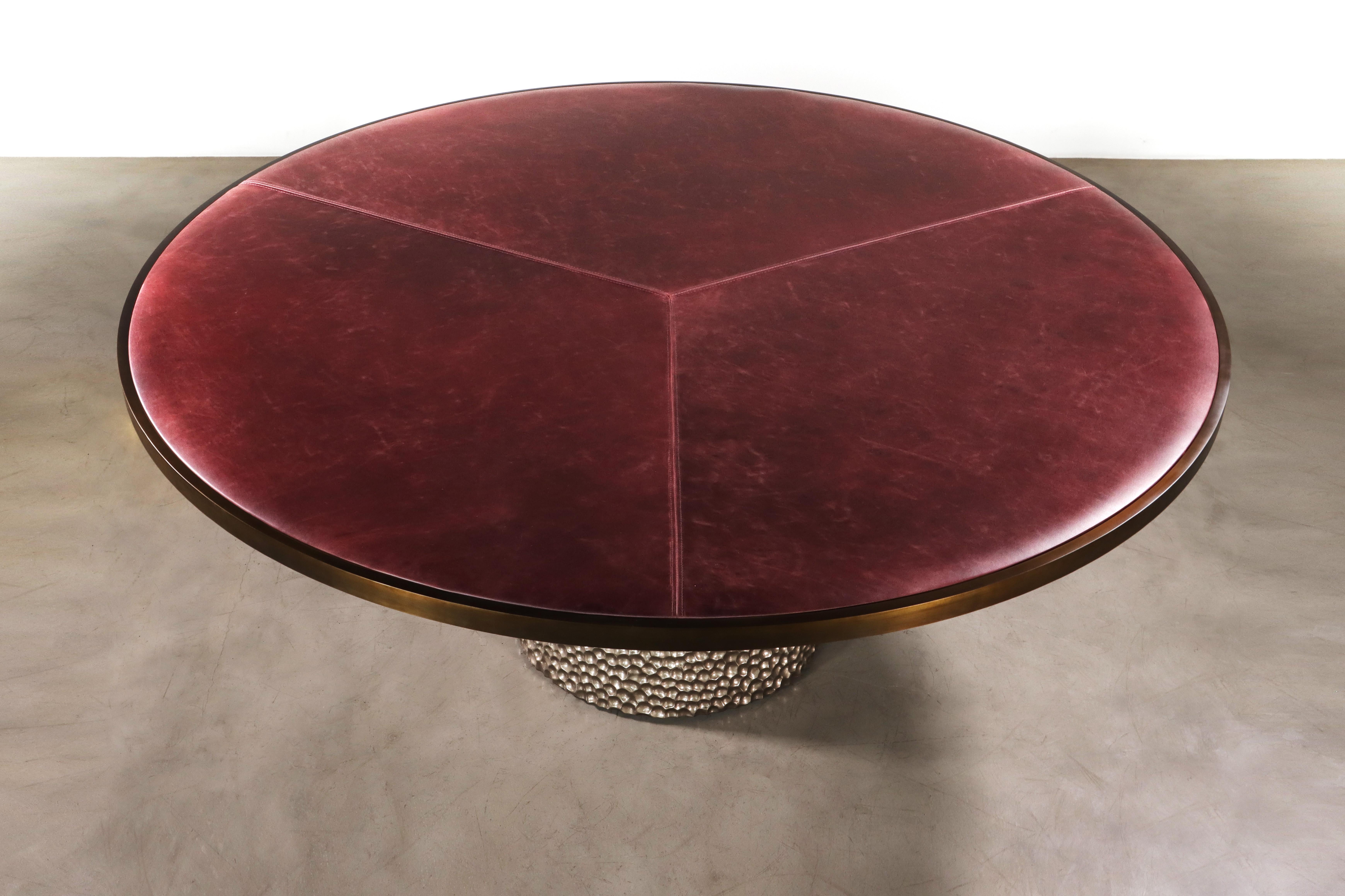Argentin Table de jeu ronde tapissée avec base sculptée métallique de Costantini, Giada en vente