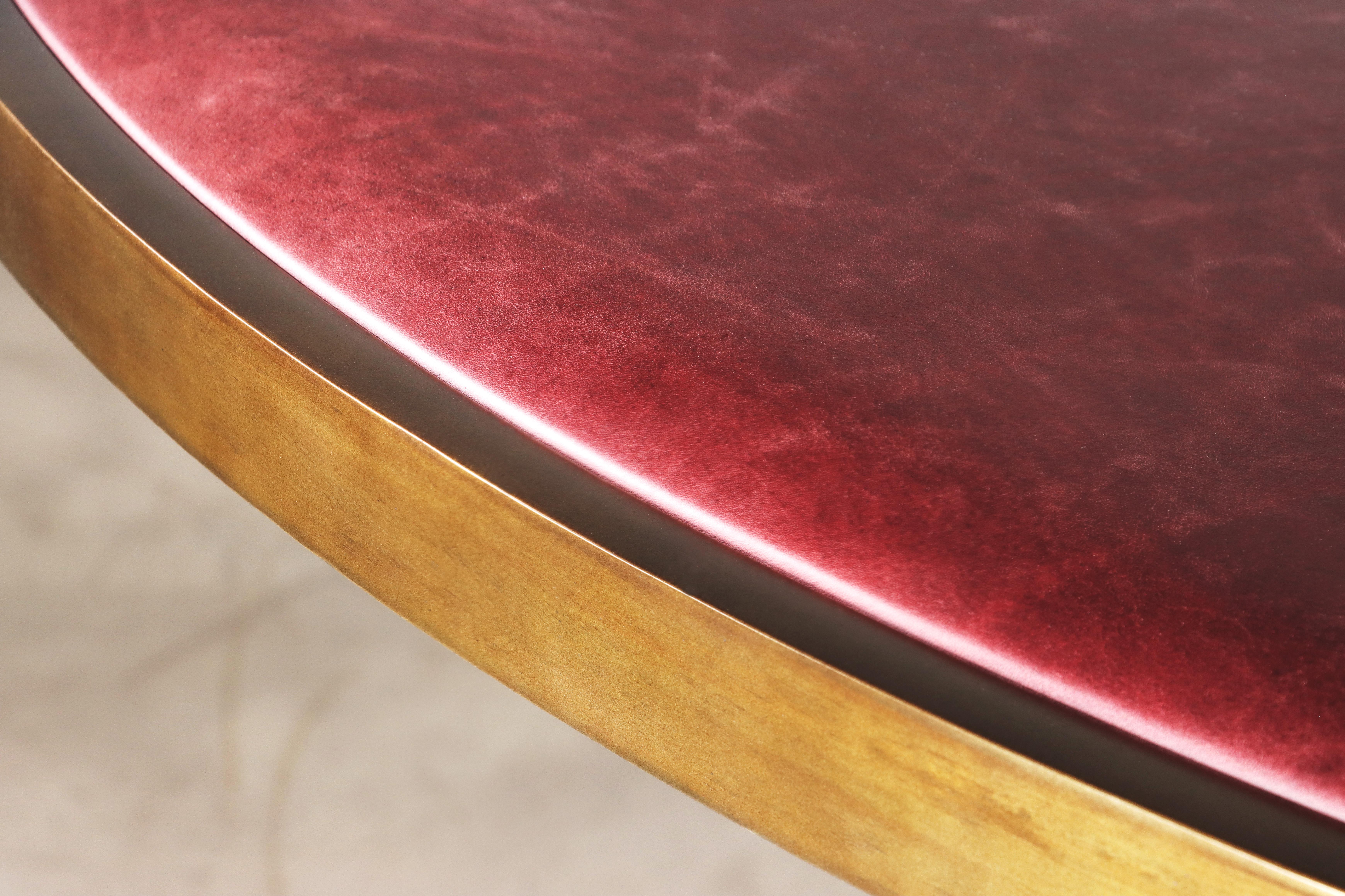 Gepolsterter runder Spieltisch mit Metallic- geschnitztem Sockel von Costantini, Giada (Holzarbeit) im Angebot