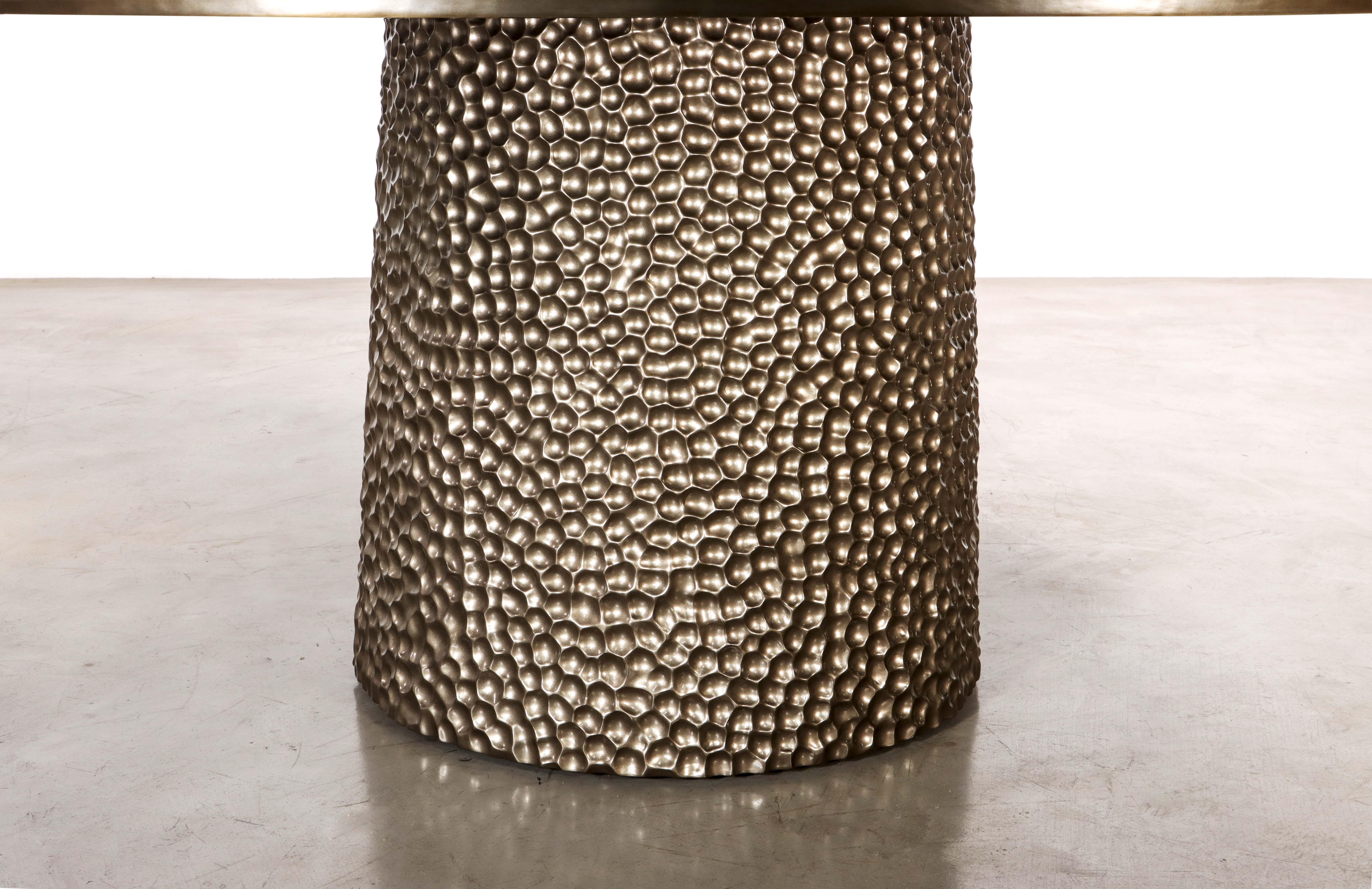 Table de jeu ronde tapissée avec base sculptée métallique de Costantini, Giada Neuf - En vente à New York, NY