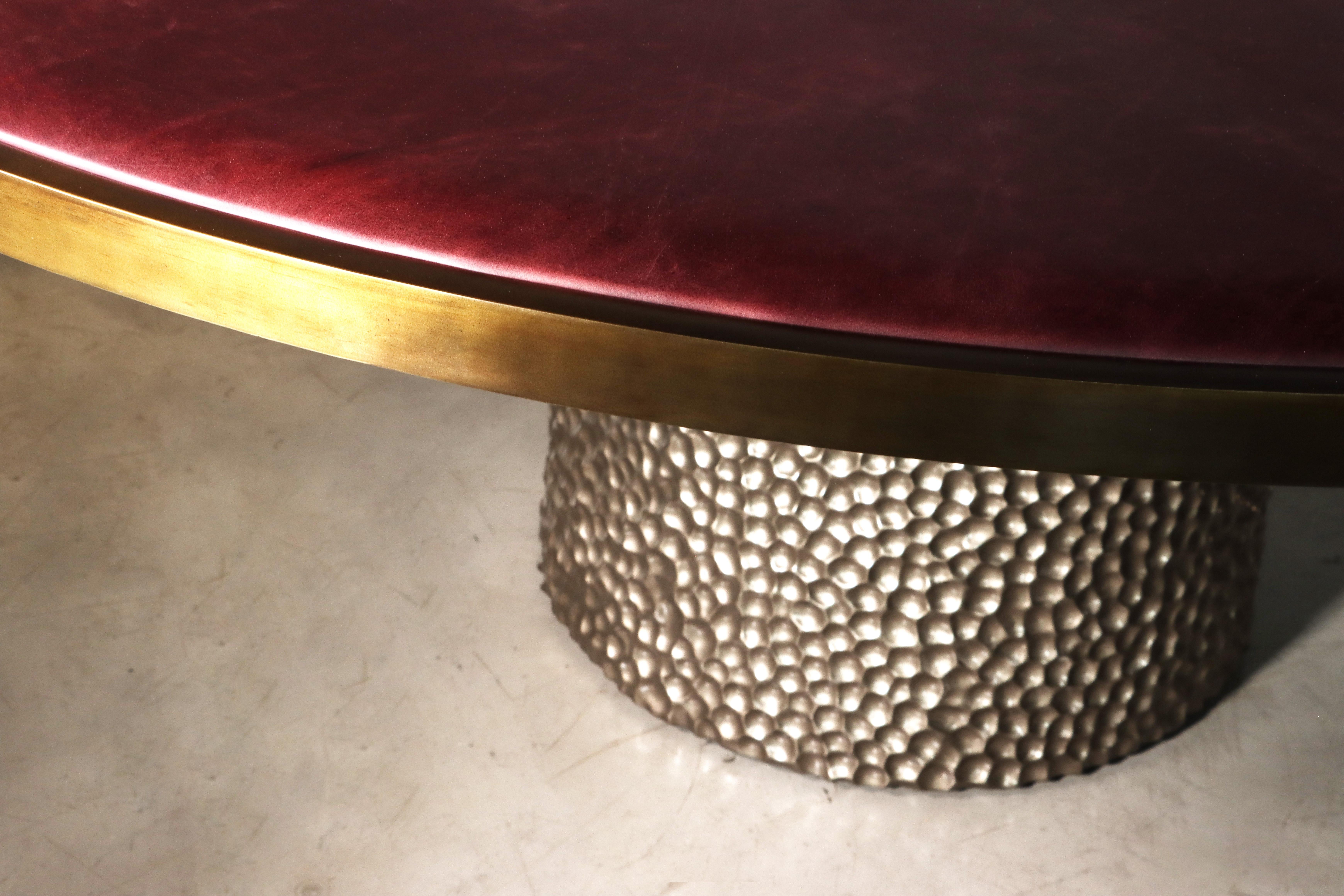 Gepolsterter runder Spieltisch mit Metallic- geschnitztem Sockel von Costantini, Giada (Stoff) im Angebot