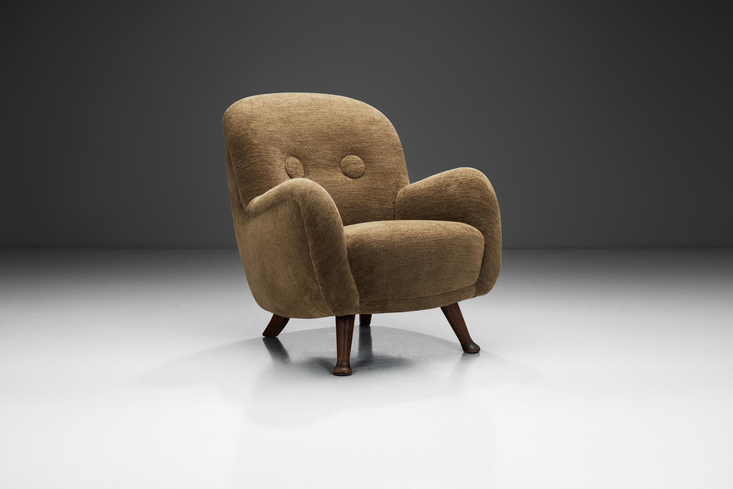 Diseñado en la primera fase de lo que hoy conocemos como moderno de mediados de siglo, este encantador sillón es una prueba única de cómo la artesanía tradicional sueca se incorporó al modernismo. Berga Möbler, más tarde llamada Berga Form, empezó a