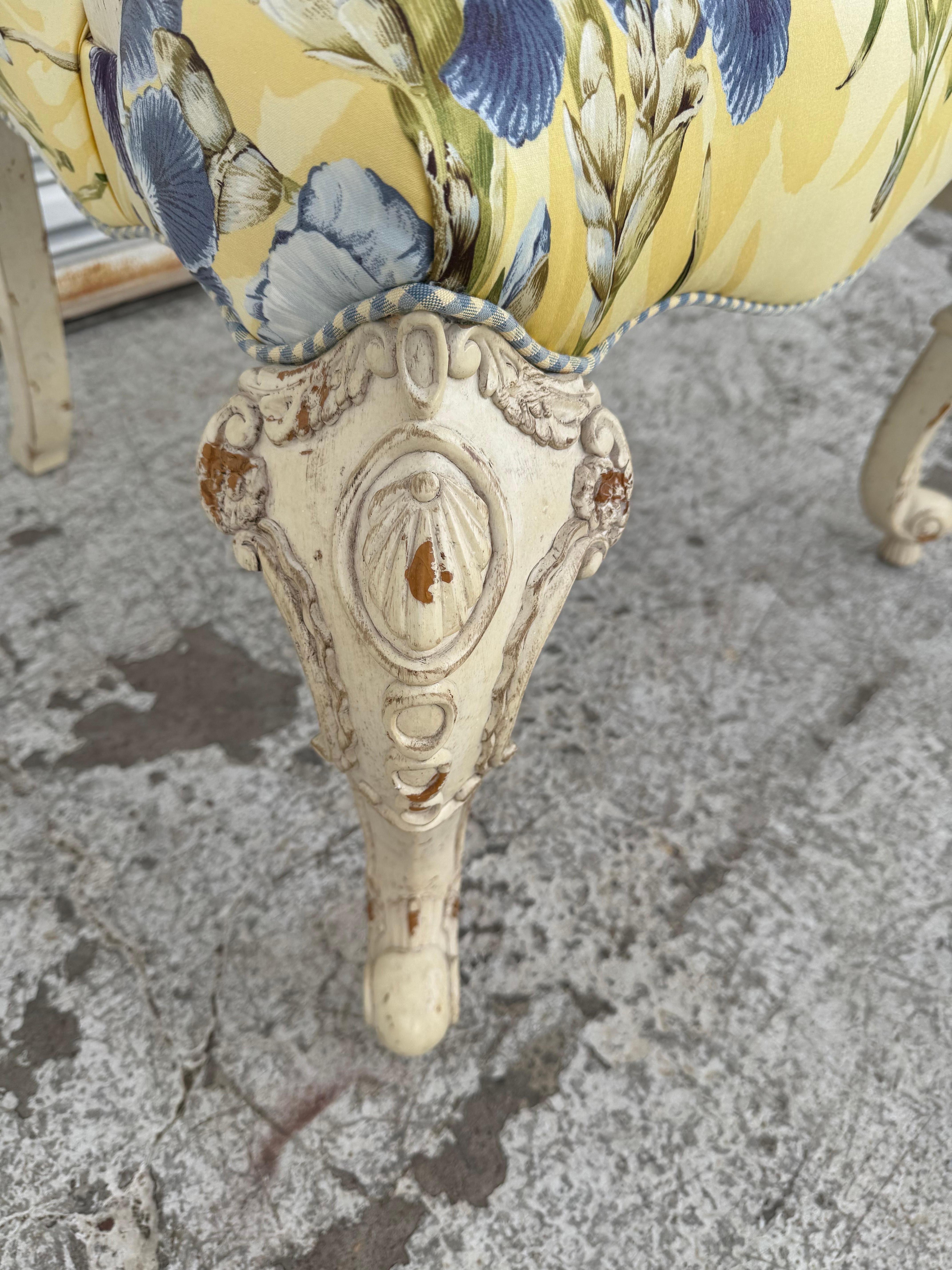 Cette chaise est de style Louis XVI.
Il possède un dossier à volutes et des pieds joliment sculptés.
Les bras se terminent par une volute.