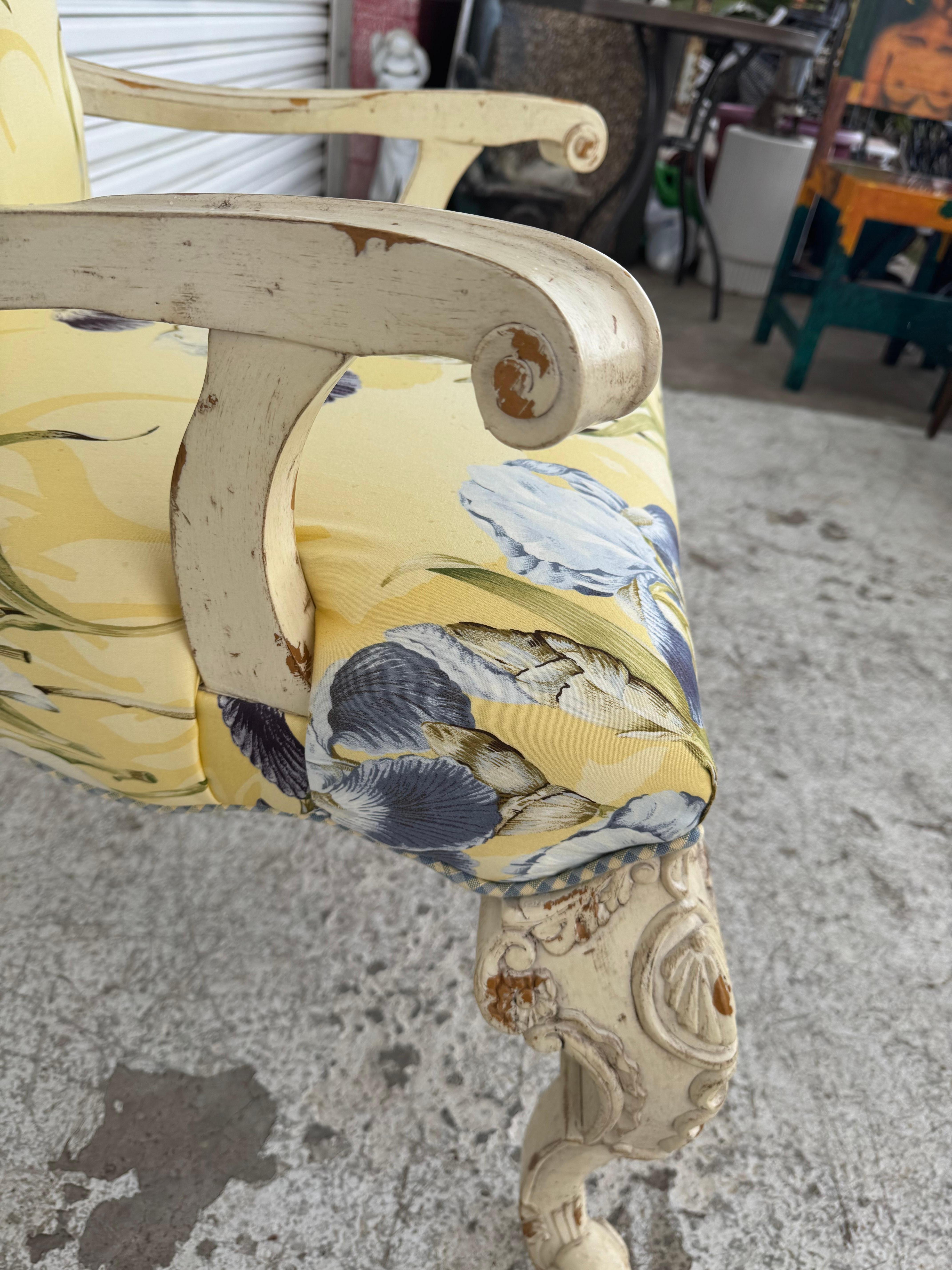 Louis XVI Fauteuil de style Upholstering, dossier à volutes, sculpté à la française en vente