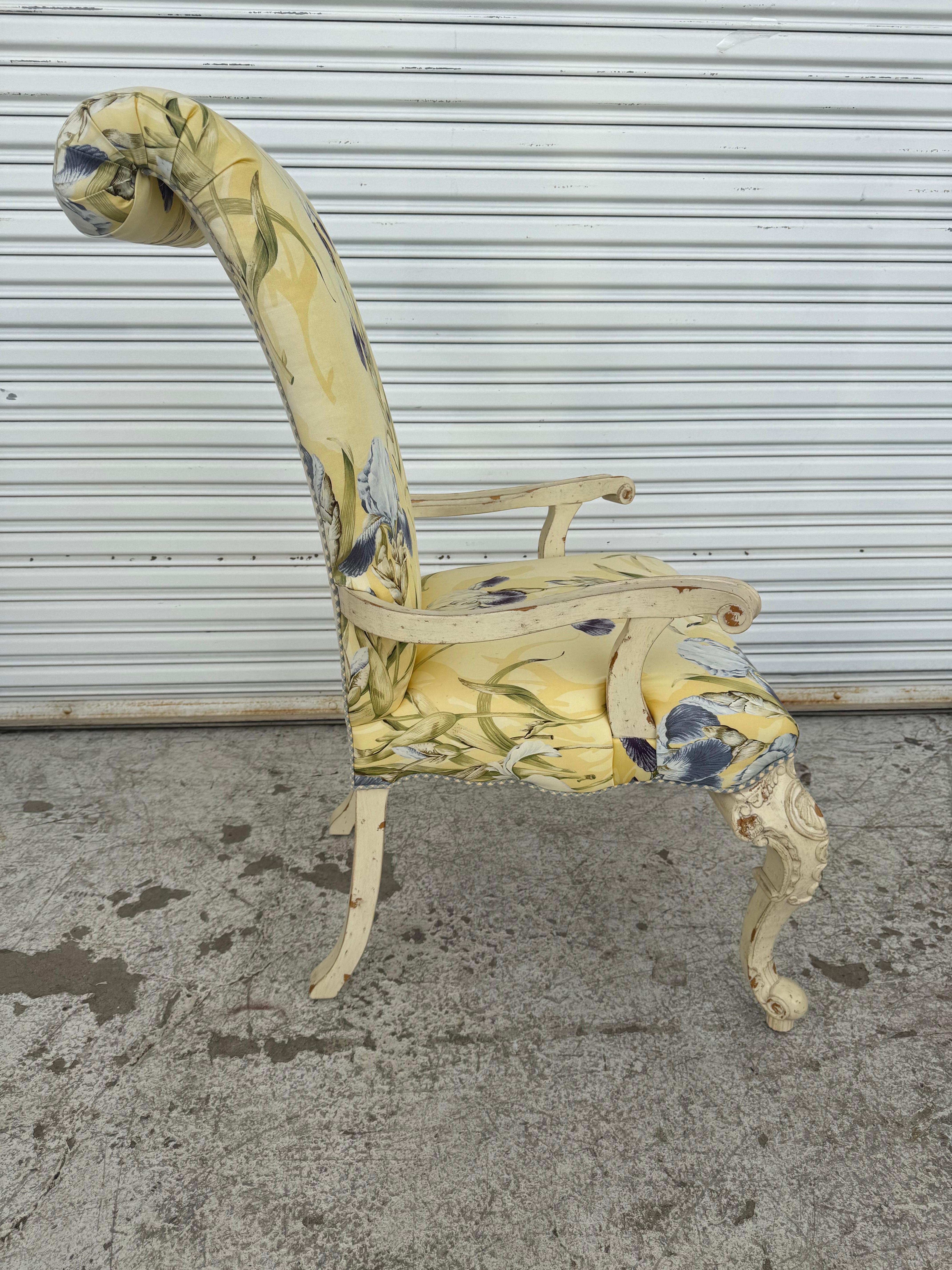 Fauteuil de style Upholstering, dossier à volutes, sculpté à la française Bon état - En vente à Pasadena, TX