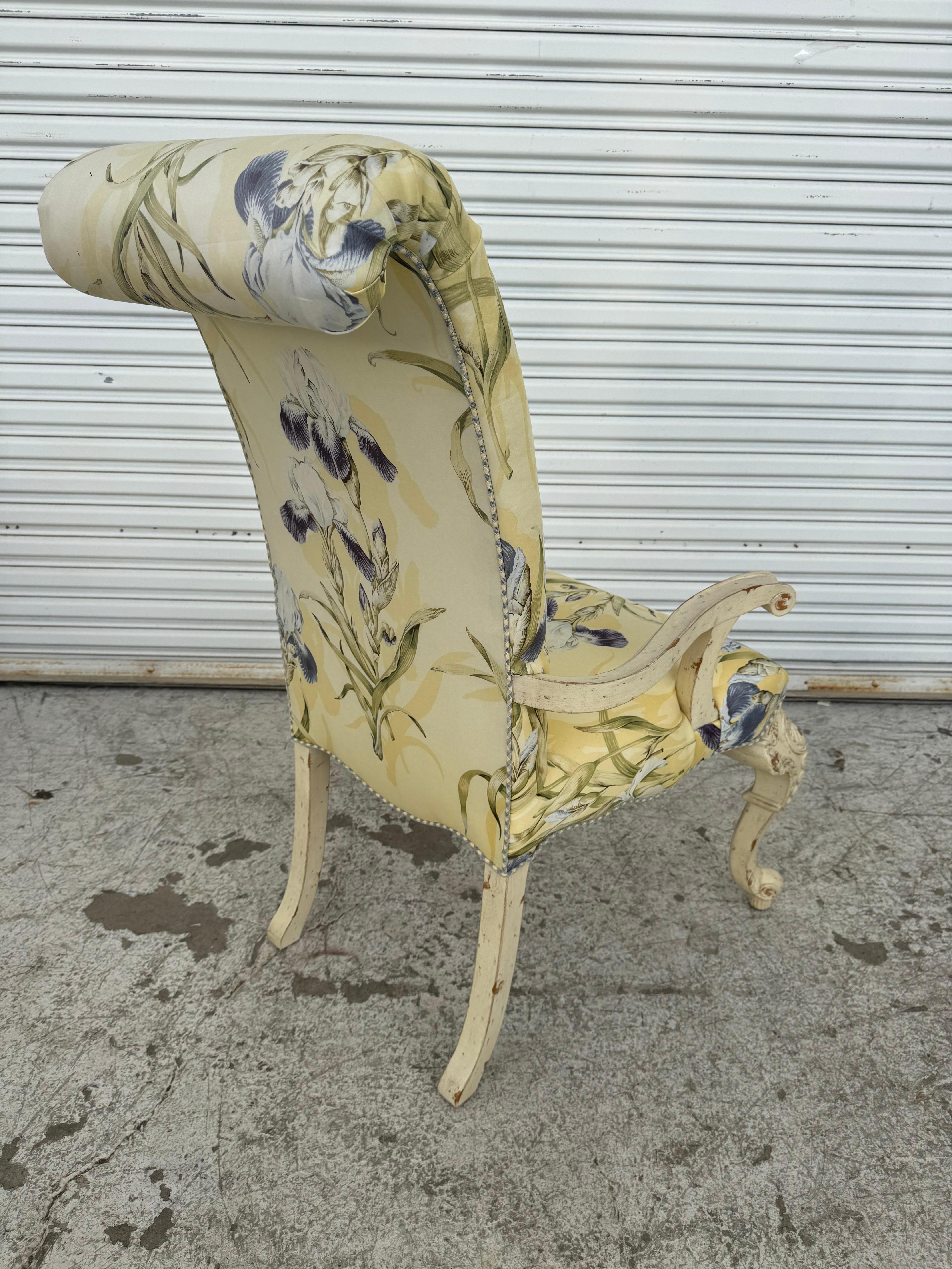 20ième siècle Fauteuil de style Upholstering, dossier à volutes, sculpté à la française en vente