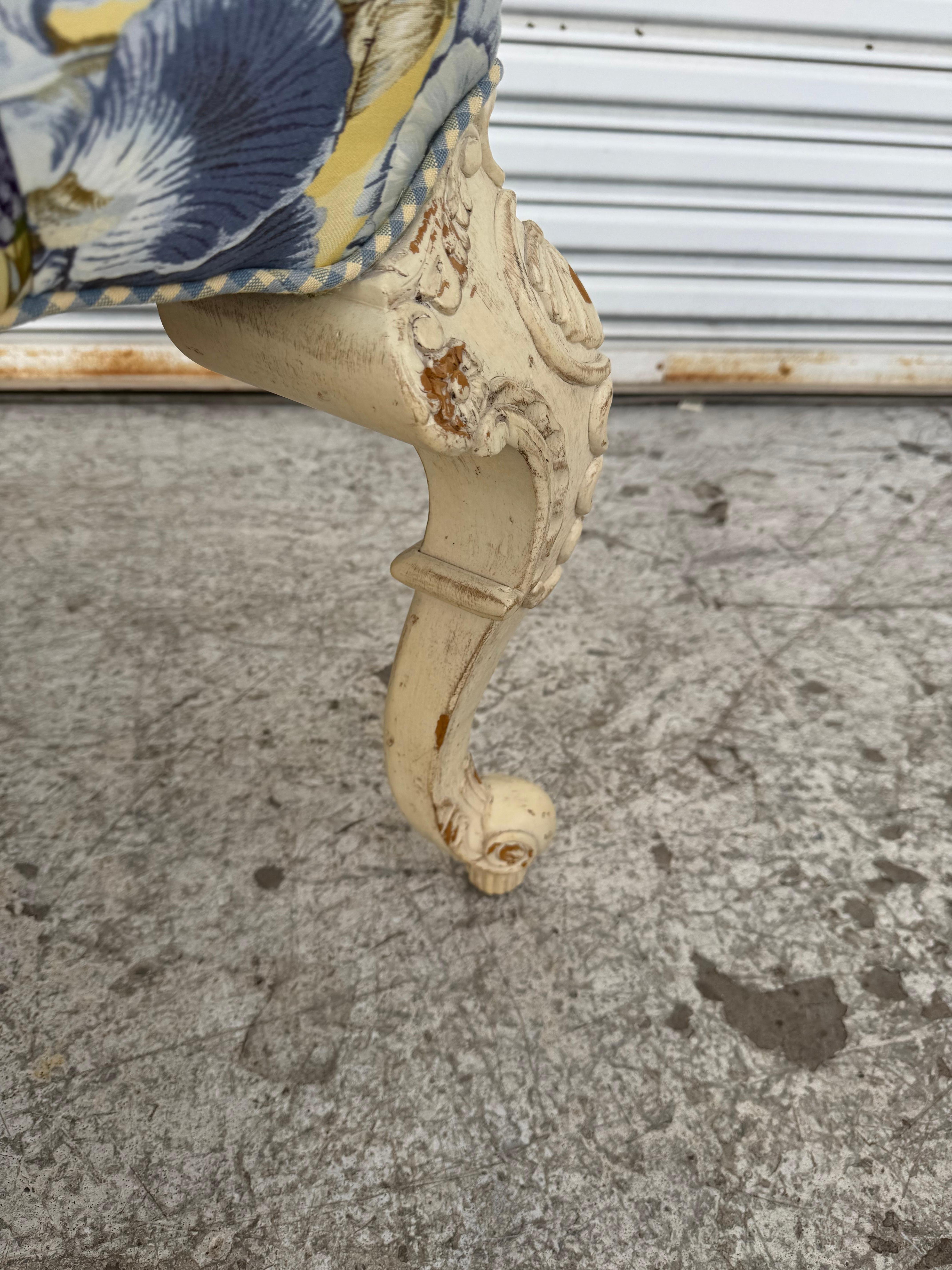 Tissu d'ameublement Fauteuil de style Upholstering, dossier à volutes, sculpté à la française en vente