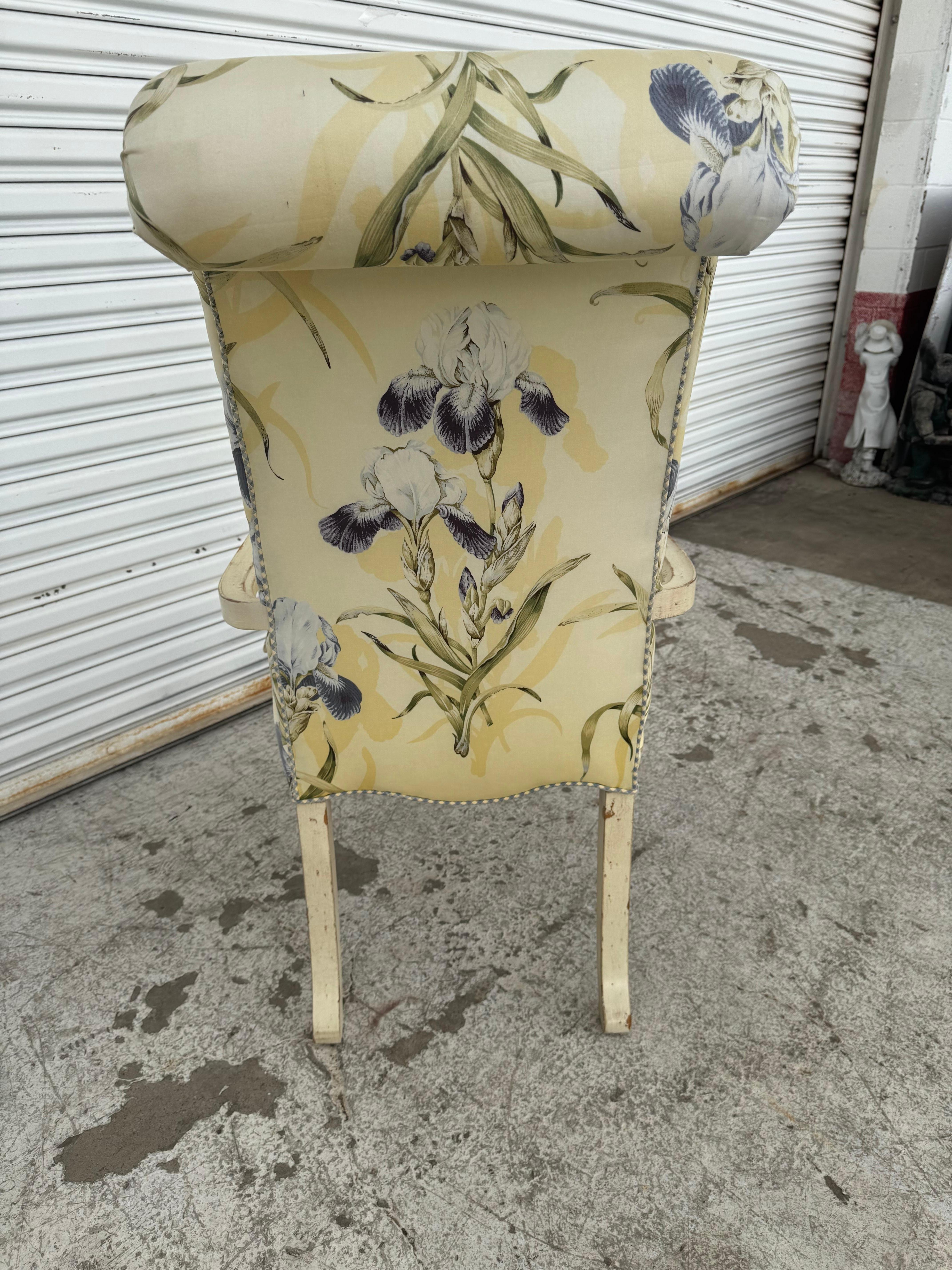 Fauteuil de style Upholstering, dossier à volutes, sculpté à la française en vente 1