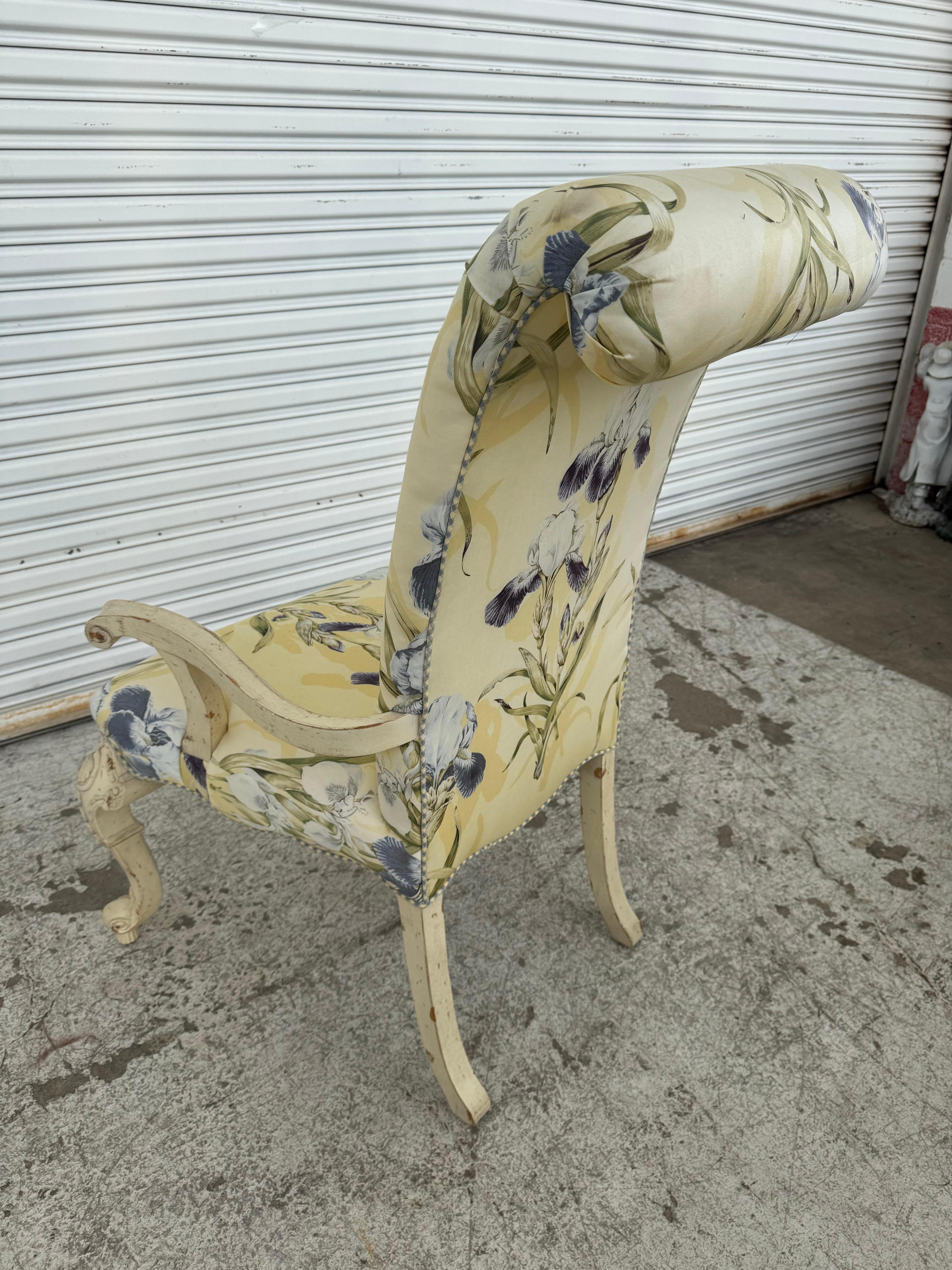 Fauteuil de style Upholstering, dossier à volutes, sculpté à la française en vente 2