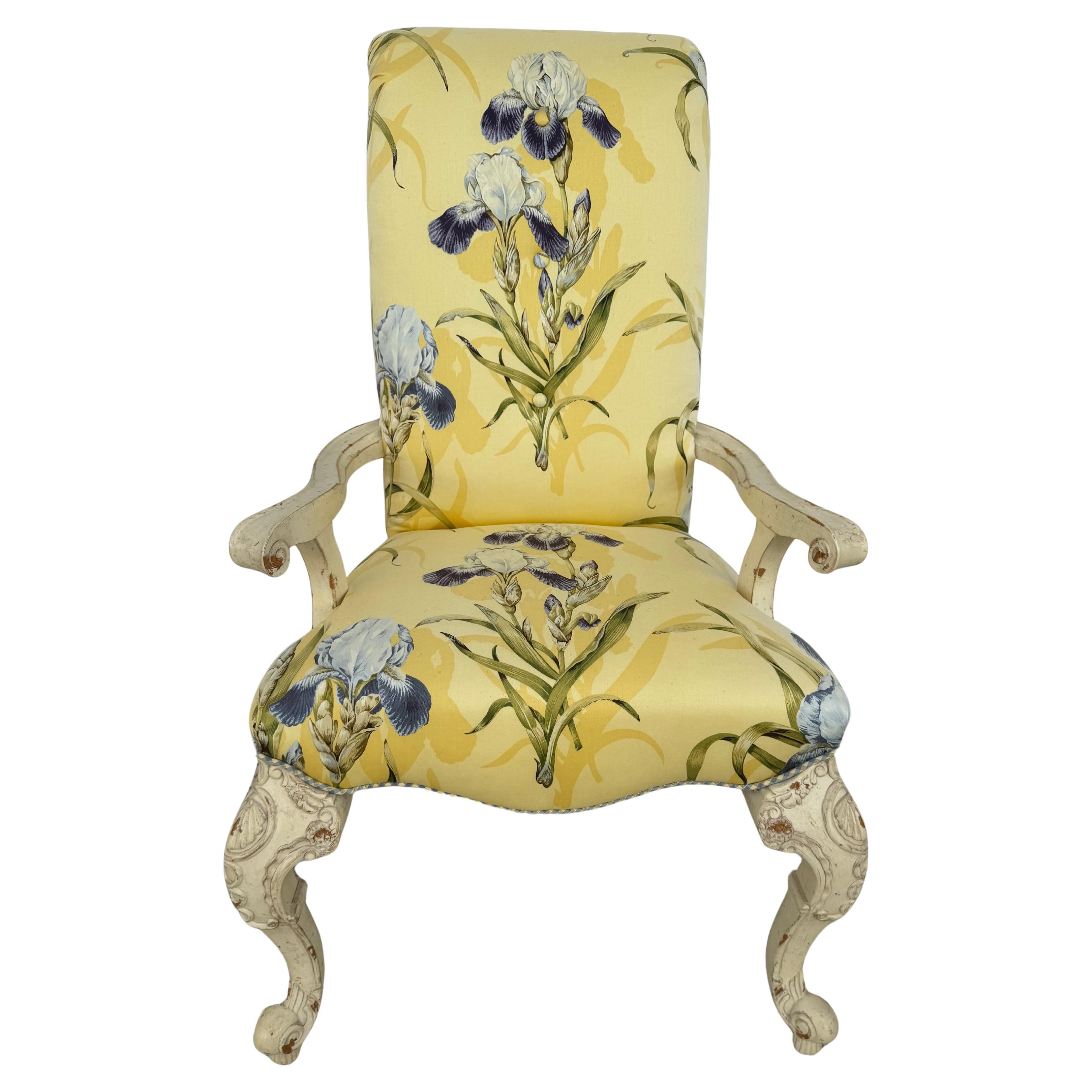 Poltrona imbottita con schienale a voluta scolpito in stile francese