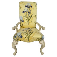 Poltrona imbottita con schienale a voluta scolpito in stile francese