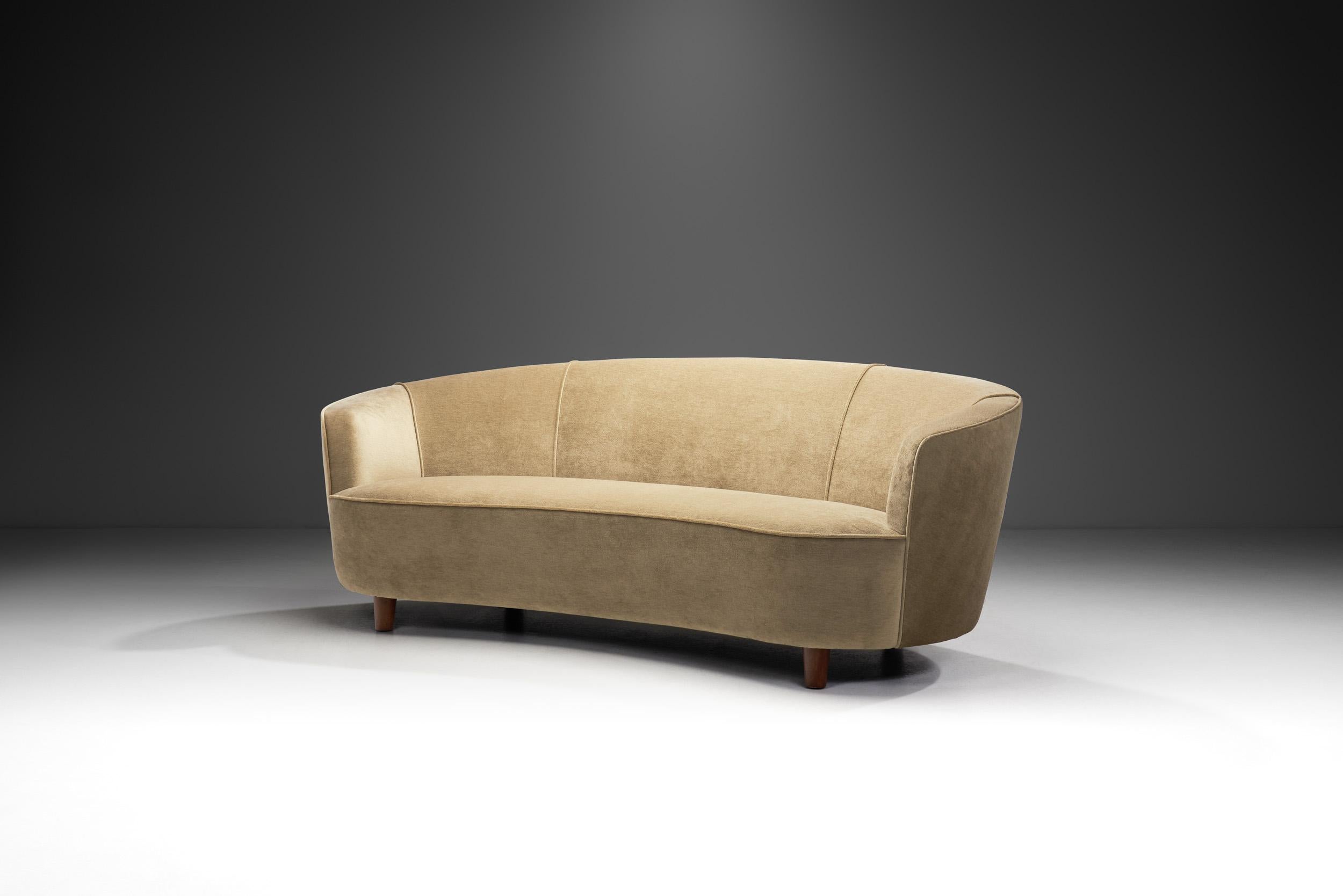Dieses charmante Sofa wurde in der frühen Phase dessen entworfen, was wir heute als Mid-Century Modern bezeichnen. Es ist ein Beweis dafür, wie die traditionelle schwedische Handwerkskunst in die Moderne einfließt. Um ein modernes Möbelstück aus der