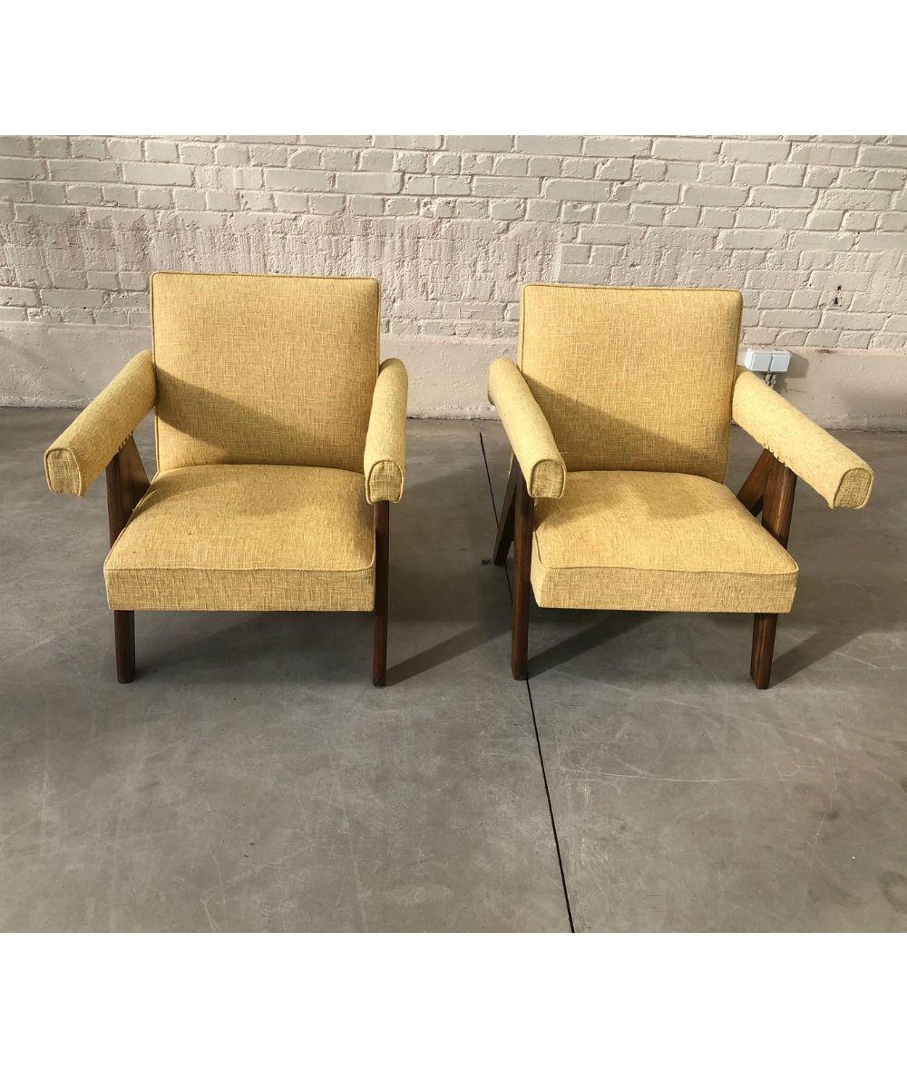 Armchair in solid teak and cotton. Backrest, seatback and armrests slightly upside down, covered with a yellow fabric. Teak type legs with flat profiled legs, connected by two support rails under the seat. Detached armrests with padded sleeves of