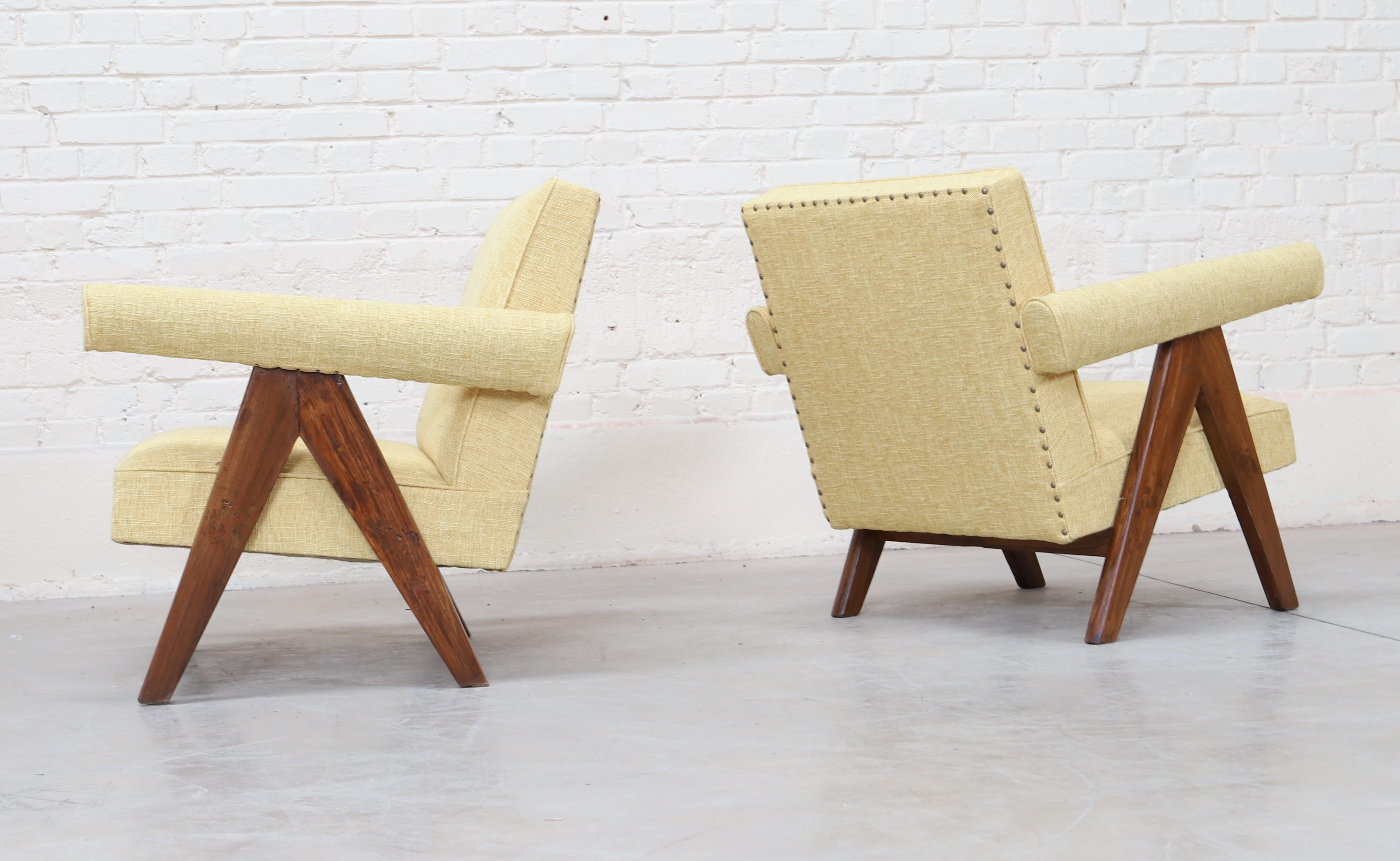 Armchair in solid teak and cotton. Backrest, seatback and armrests slightly upside down, covered with a yellow fabric. Teak type legs with flat profiled legs, connected by two support rails under the seat. Detached armrests with padded sleeves of