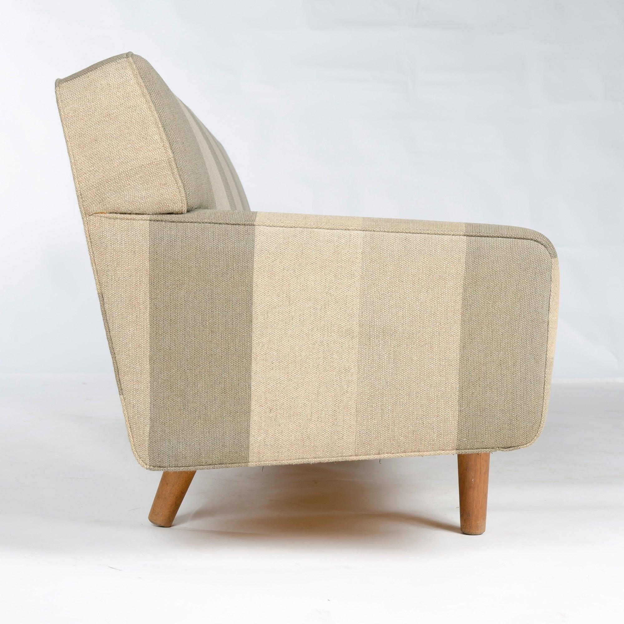 Gepolstertes Sofa von Hans J. Wegner für A.P. Gestohlen (Dänisch) im Angebot