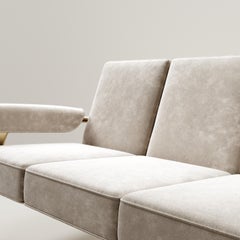 Divano imbottito con dettagli in ottone di R & Y Augousti