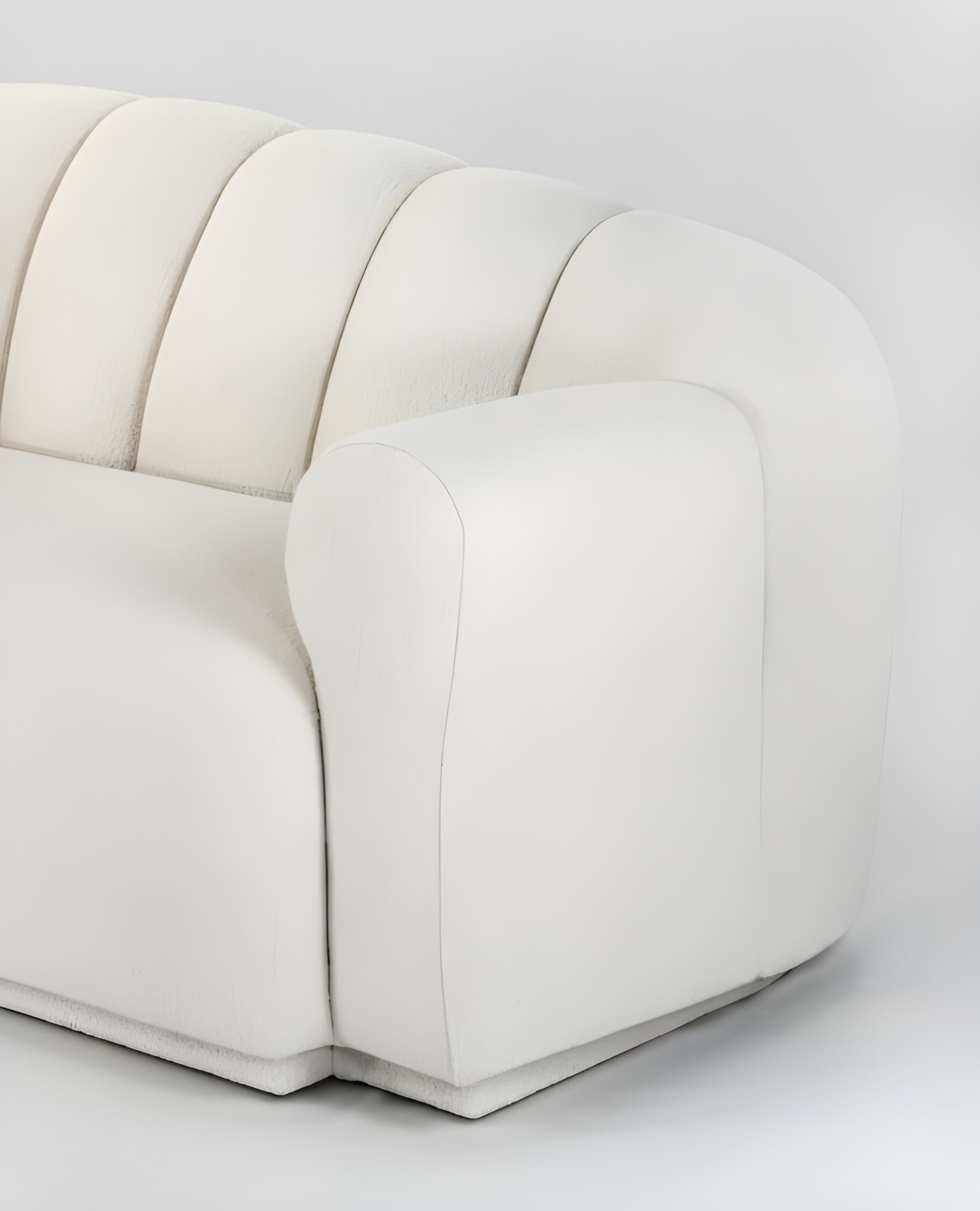 Gepolstertes Sofa mit getufteter Rückenlehne und Sockel (21. Jahrhundert und zeitgenössisch) im Angebot