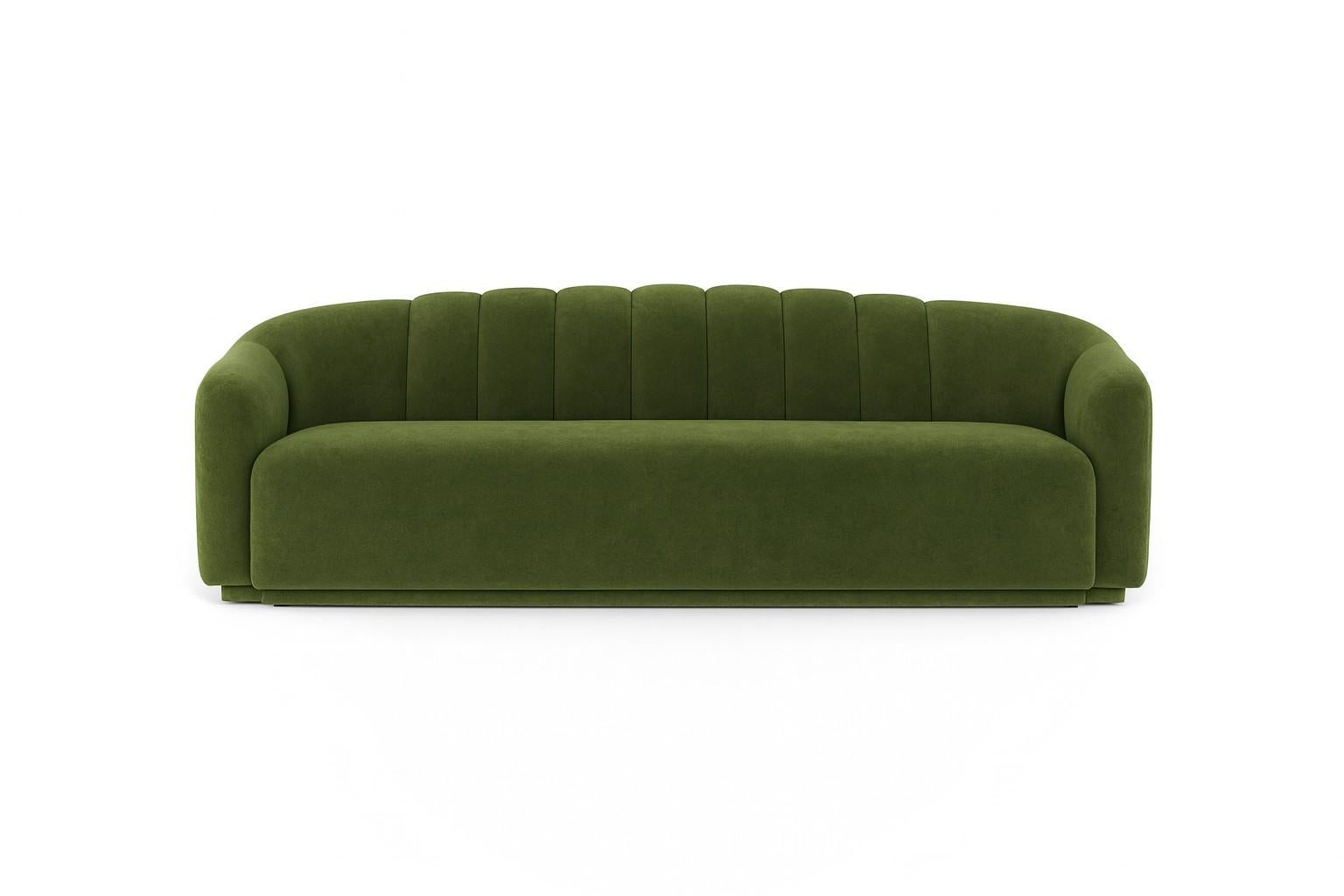 Dieses elegante und moderne Sofa ist eine schöne Mischung aus Komfort und skulpturalem Design. Er verfügt über einen gepolsterten Sitz und eine gepolsterte Rückenlehne, wobei letztere durch eine Reihe von tiefen vertikalen Rillen definiert ist.