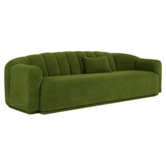 Gepolstertes Sofa mit getufteter Rückenlehne und Sockel