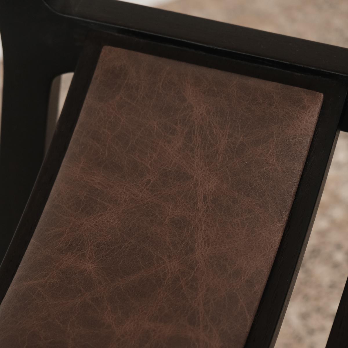 Der gepolsterte moderne Stuhl aus massiver Eiche ist ein einzigartiges Design, das moderne Linien mit traditioneller Handwerkskunst verbindet. Dieser Stuhl ist zu 100 % aus massivem Eichenholz gefertigt und spiegelt das Engagement von Ananas für