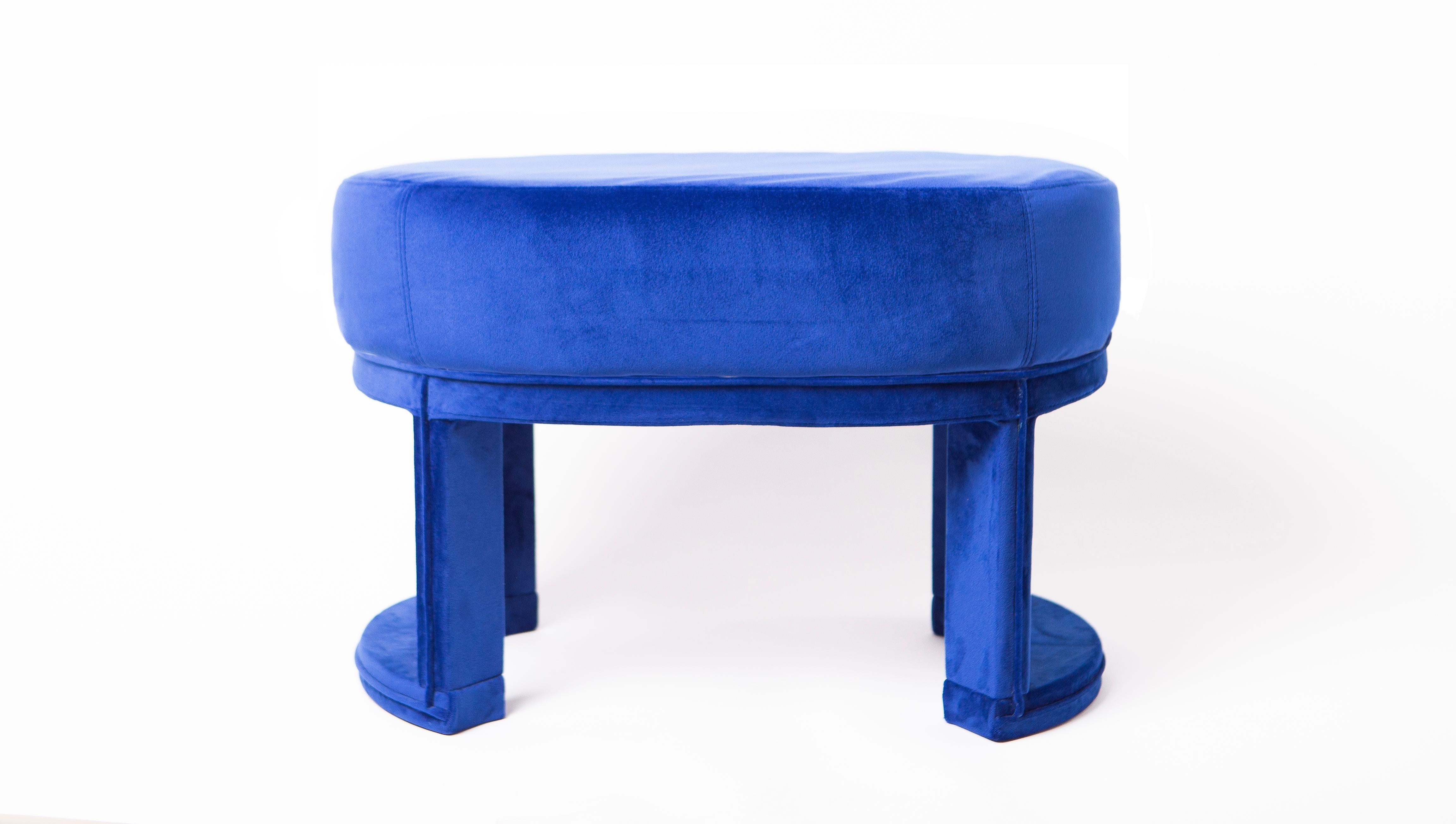 Helene Stool is a a versatile piece to accompany your piano and also to use as a vanity stool. Design your own Stool by choosing between several velvet colors, leather or eco-leather. Kaunus offers a complete customization for your Piano Stool to