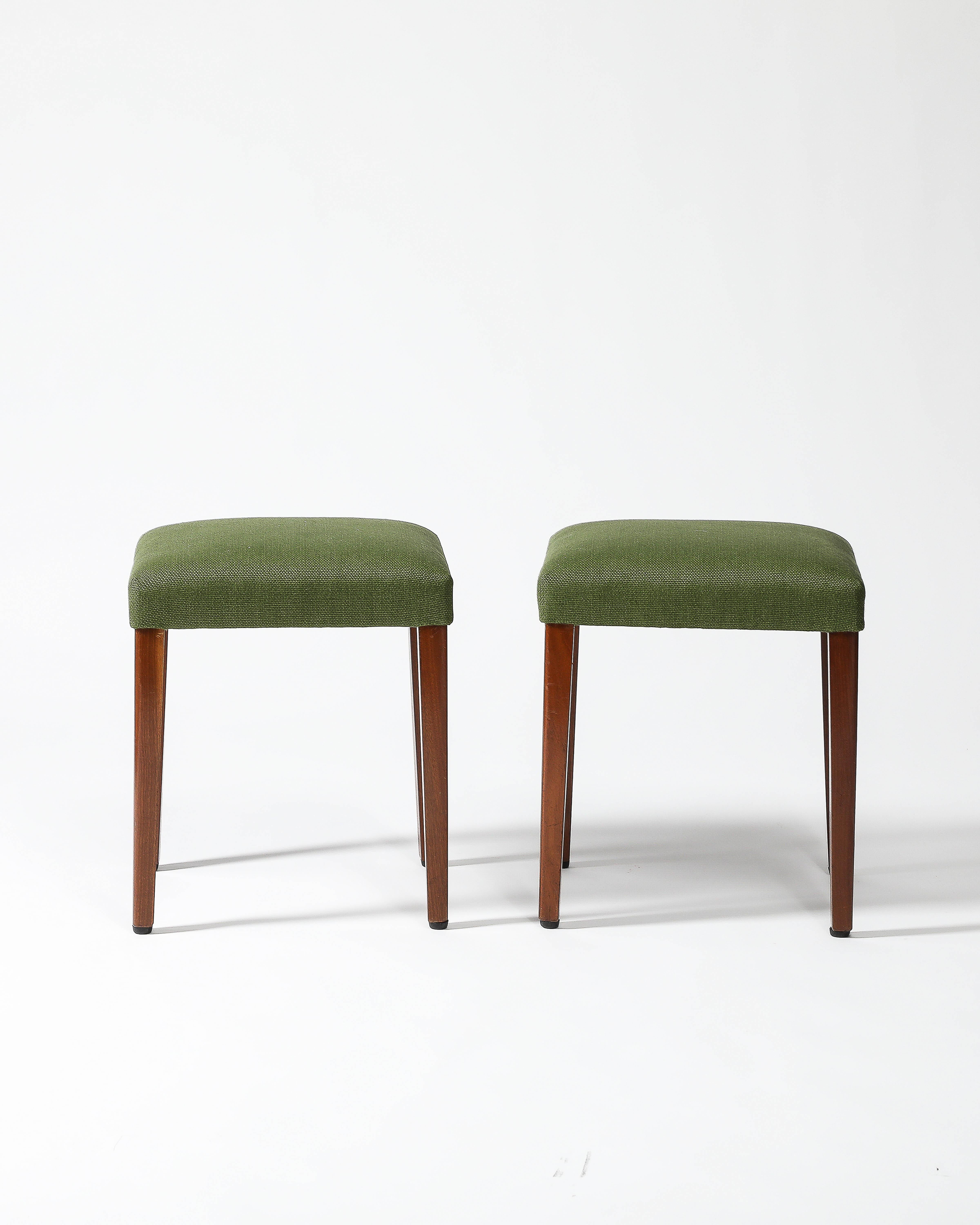 Tabouret tapissé avec pieds en orme, Italie, c. 1950 en vente 3