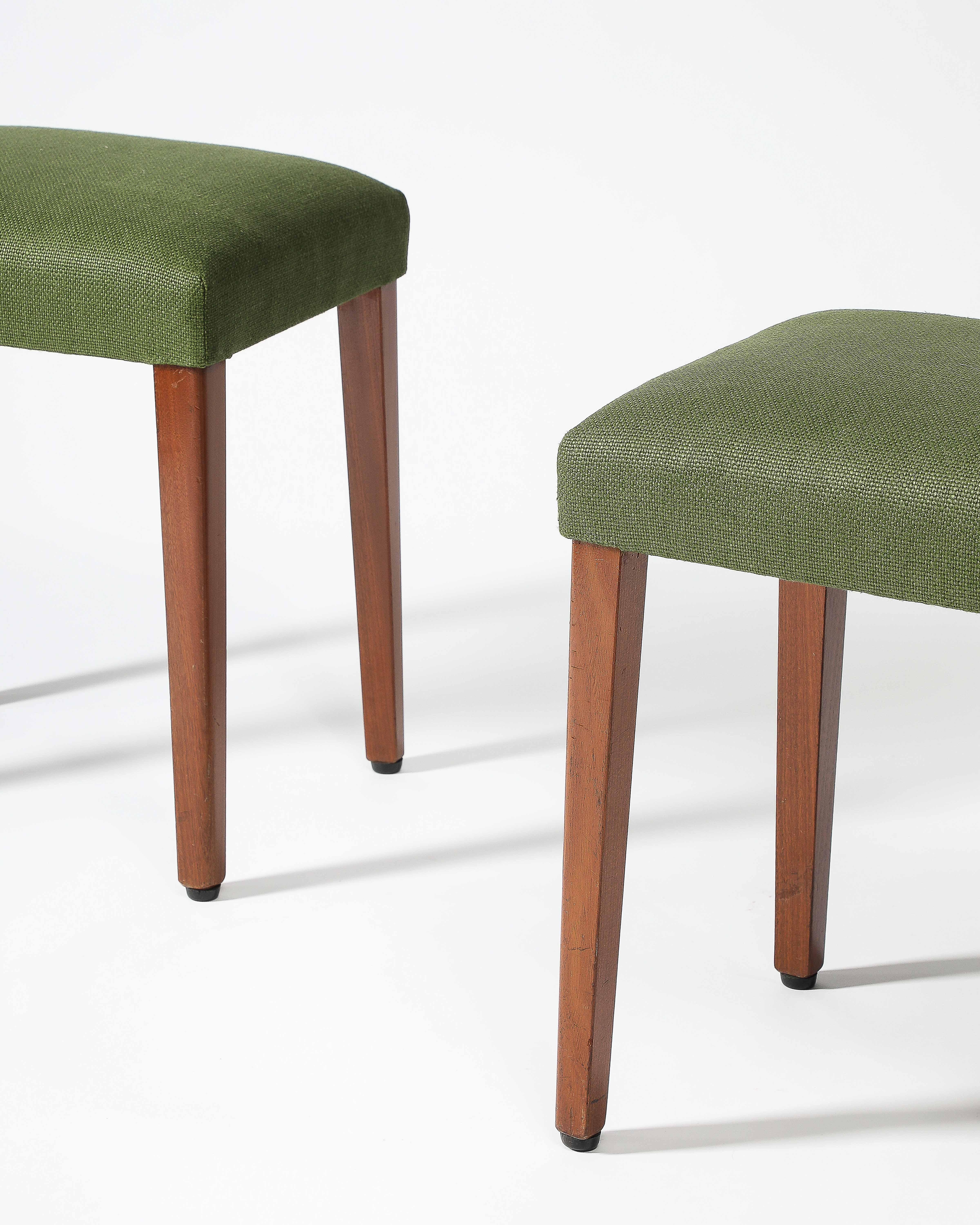 Tabouret tapissé avec pieds en orme, Italie, c. 1950 en vente 4