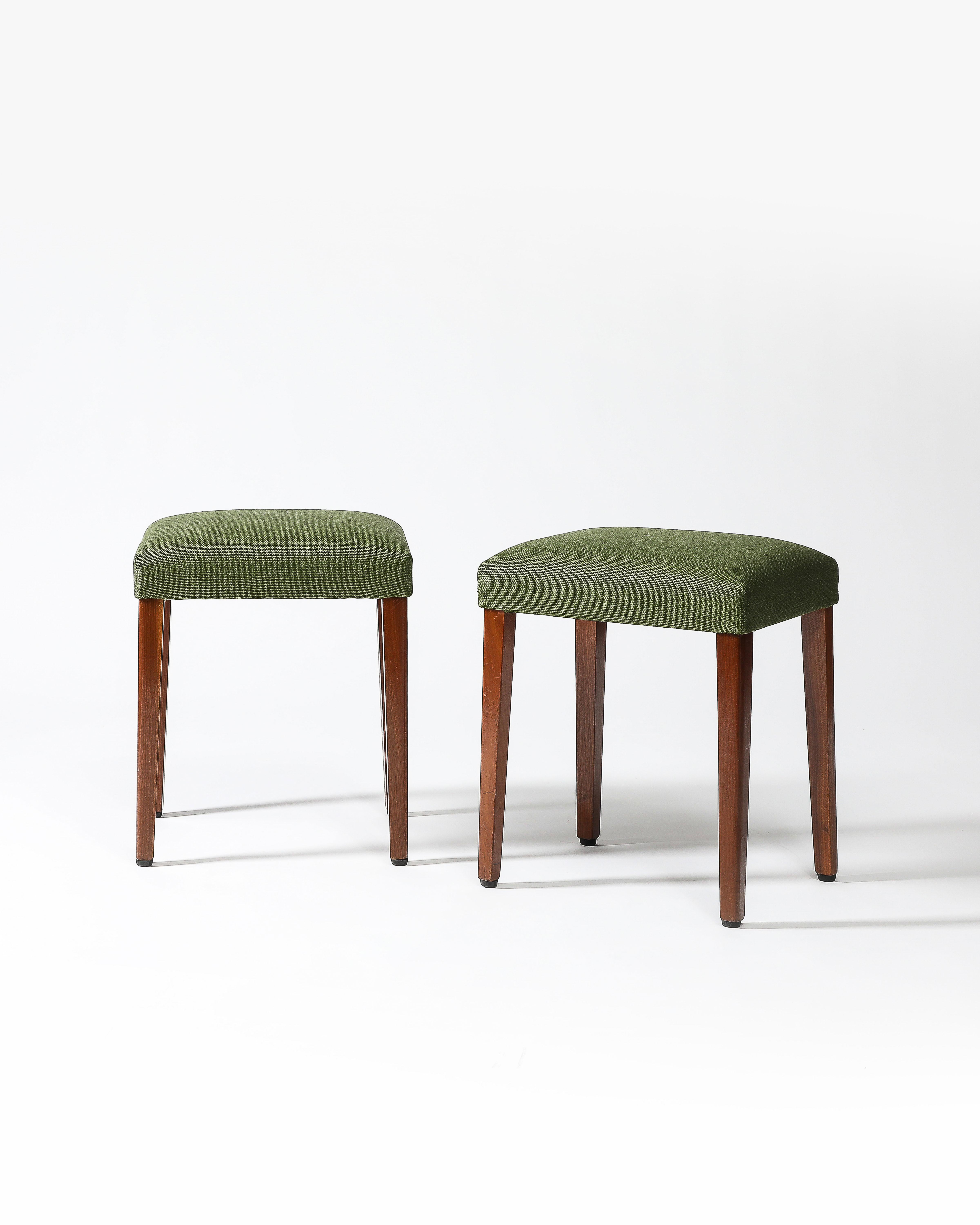 Prix à l'unité ; deux disponibles.

Tabourets simples et élégants avec un nouveau revêtement en lin vert. 