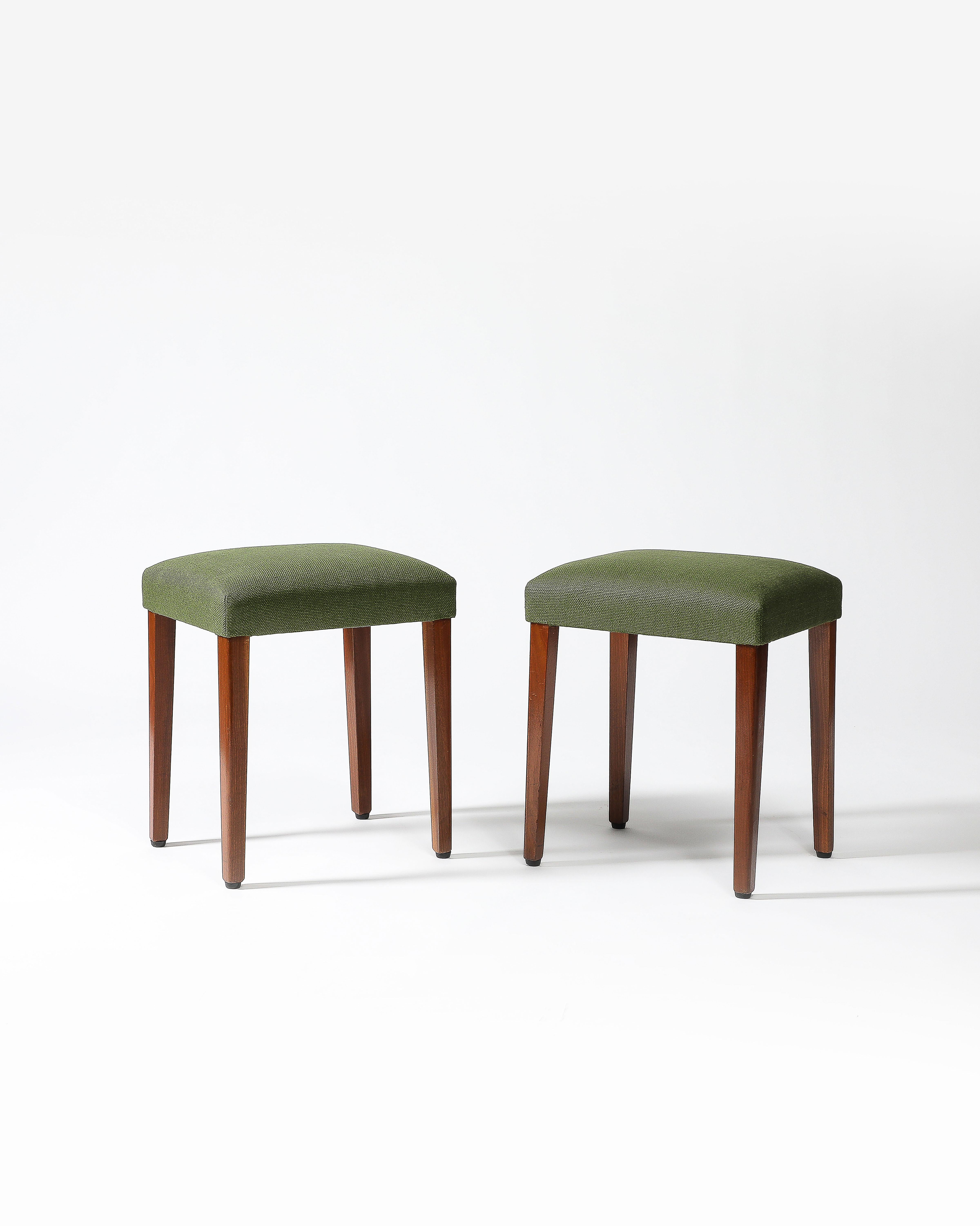 italien Tabouret tapissé avec pieds en orme, Italie, c. 1950 en vente