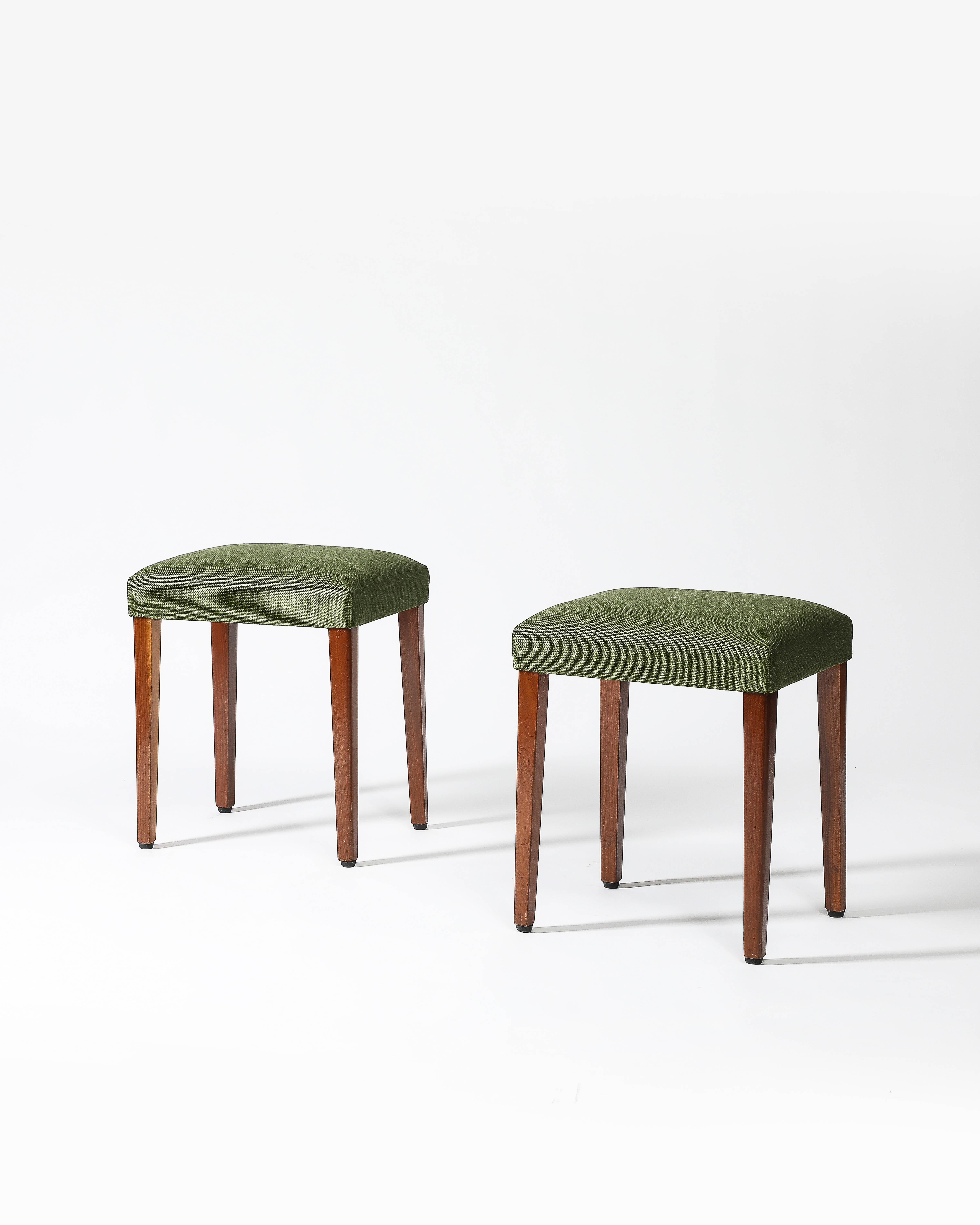 Tacheté Tabouret tapissé avec pieds en orme, Italie, c. 1950 en vente