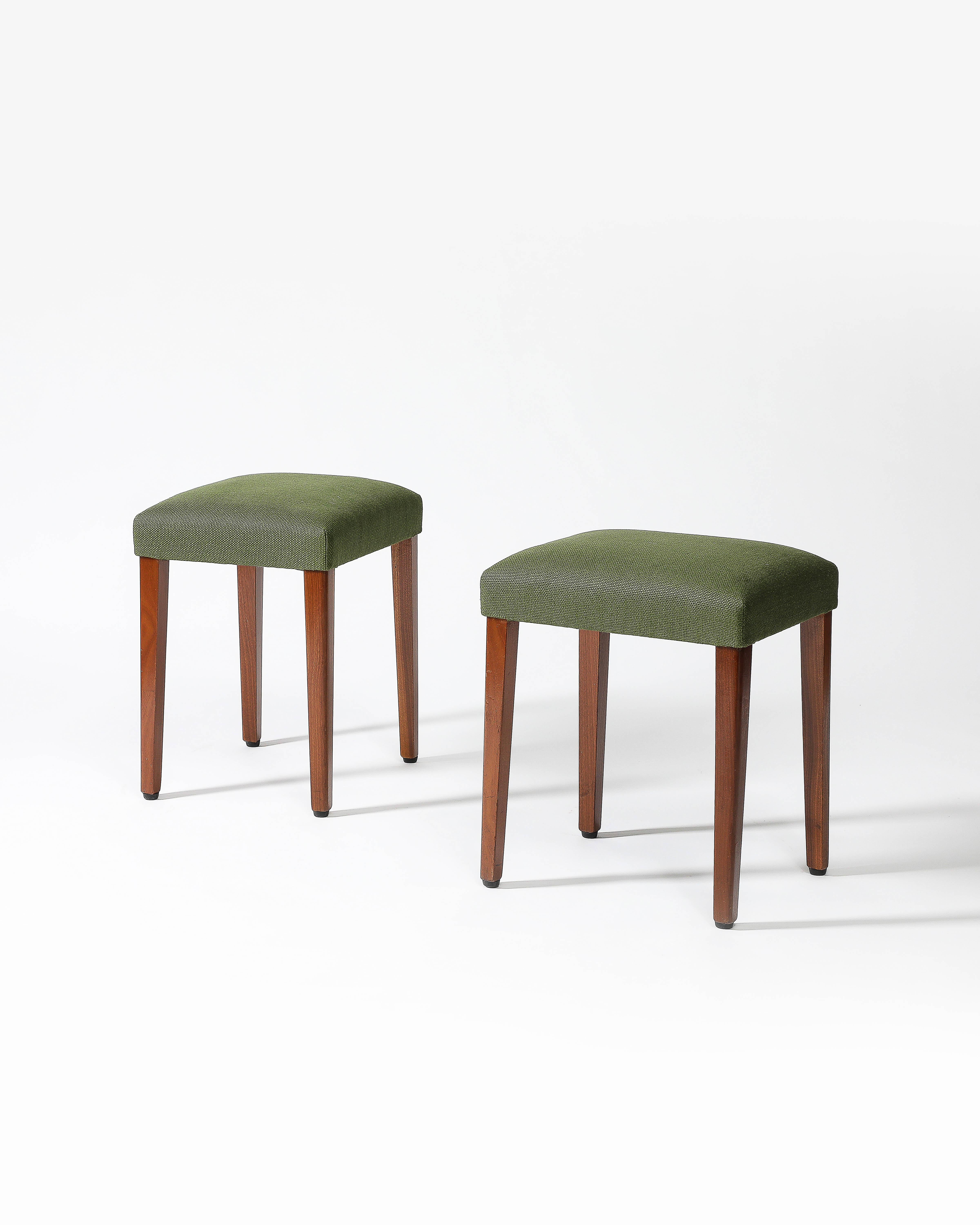 Tabouret tapissé avec pieds en orme, Italie, c. 1950 Bon état - En vente à New York City, NY